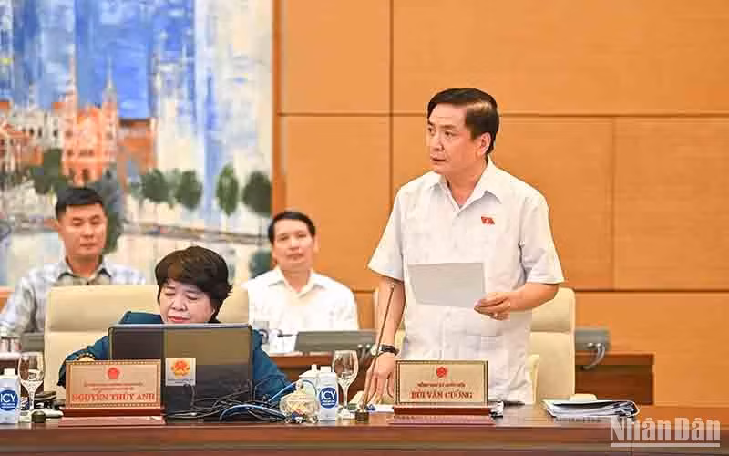 Tổng Thư ký, Chủ nhiệm Văn phòng Quốc hội Bùi Văn Cường phát biểu tại phiên họp.