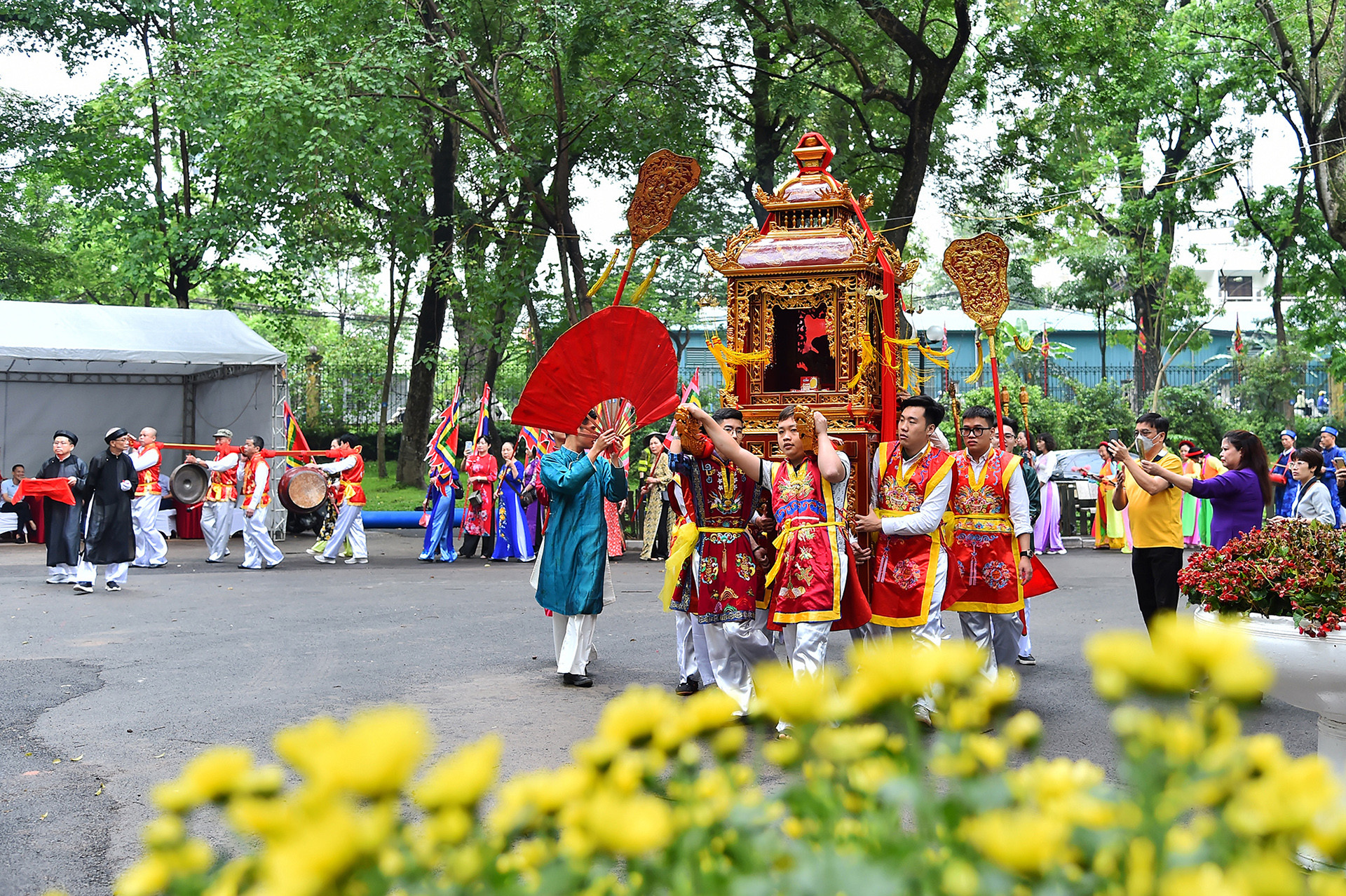 Khi ấy, trong triều có công chúa cả nhan sắc tuyệt đẹp, một ngày đi chơi sông Thiên Đức bị đắm thuyền chết đuối, nhà vua sai các thuyền đi tìm nhưng không thấy. Quý Công một mình liều thân lặn xuống đáy sông, giao đấu với các loại thủy quái tìm được xác công chúa đưa lên bờ.