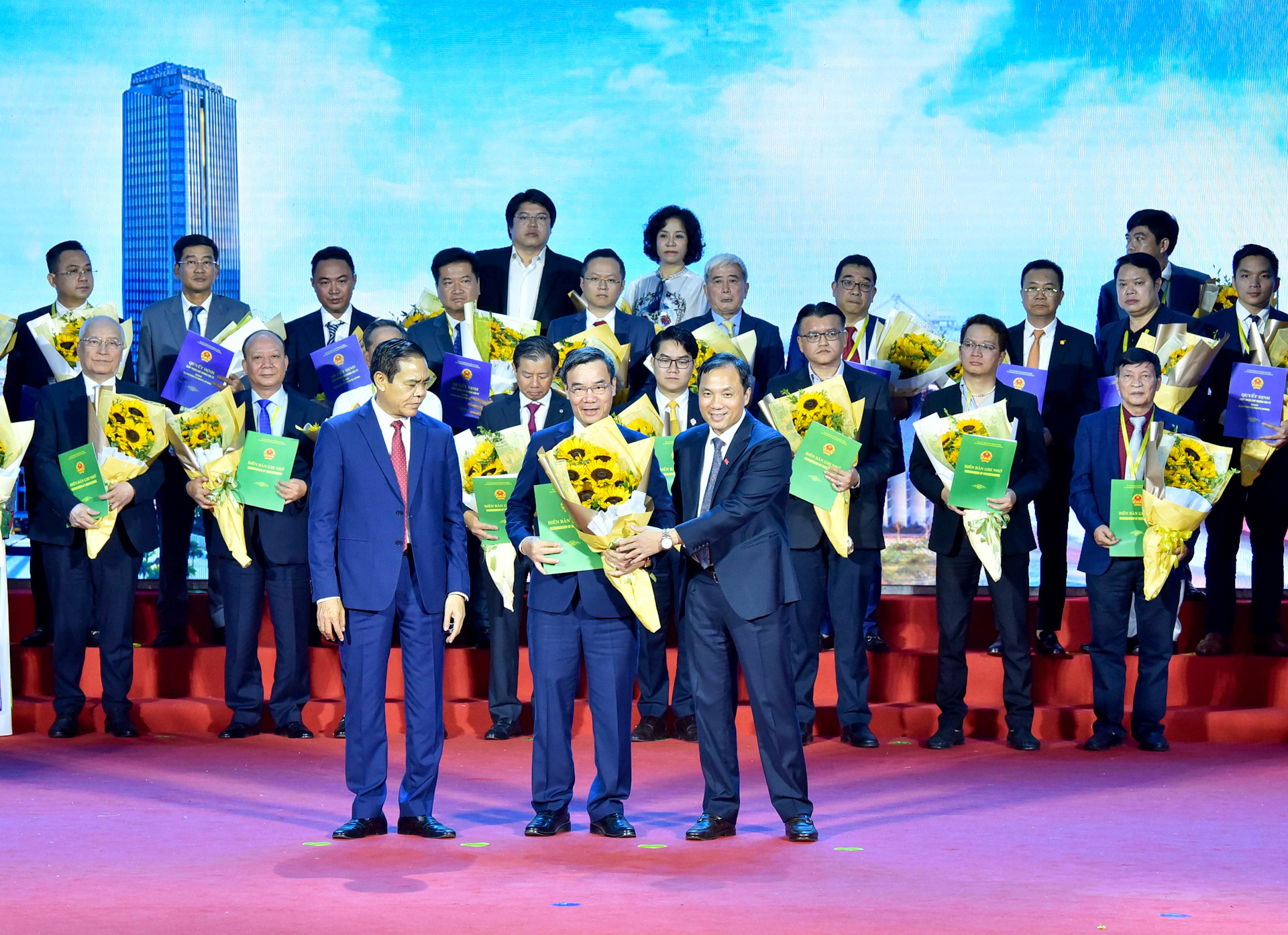 Tại hội nghị, Hà Tĩnh đã trao quyết định chủ trương đầu tư, giấy chứng nhận đăng ký đầu tư cho 14 nhà đầu tư với 15 dự án, tổng vốn đăng ký hơn 9.616 tỷ đồng.