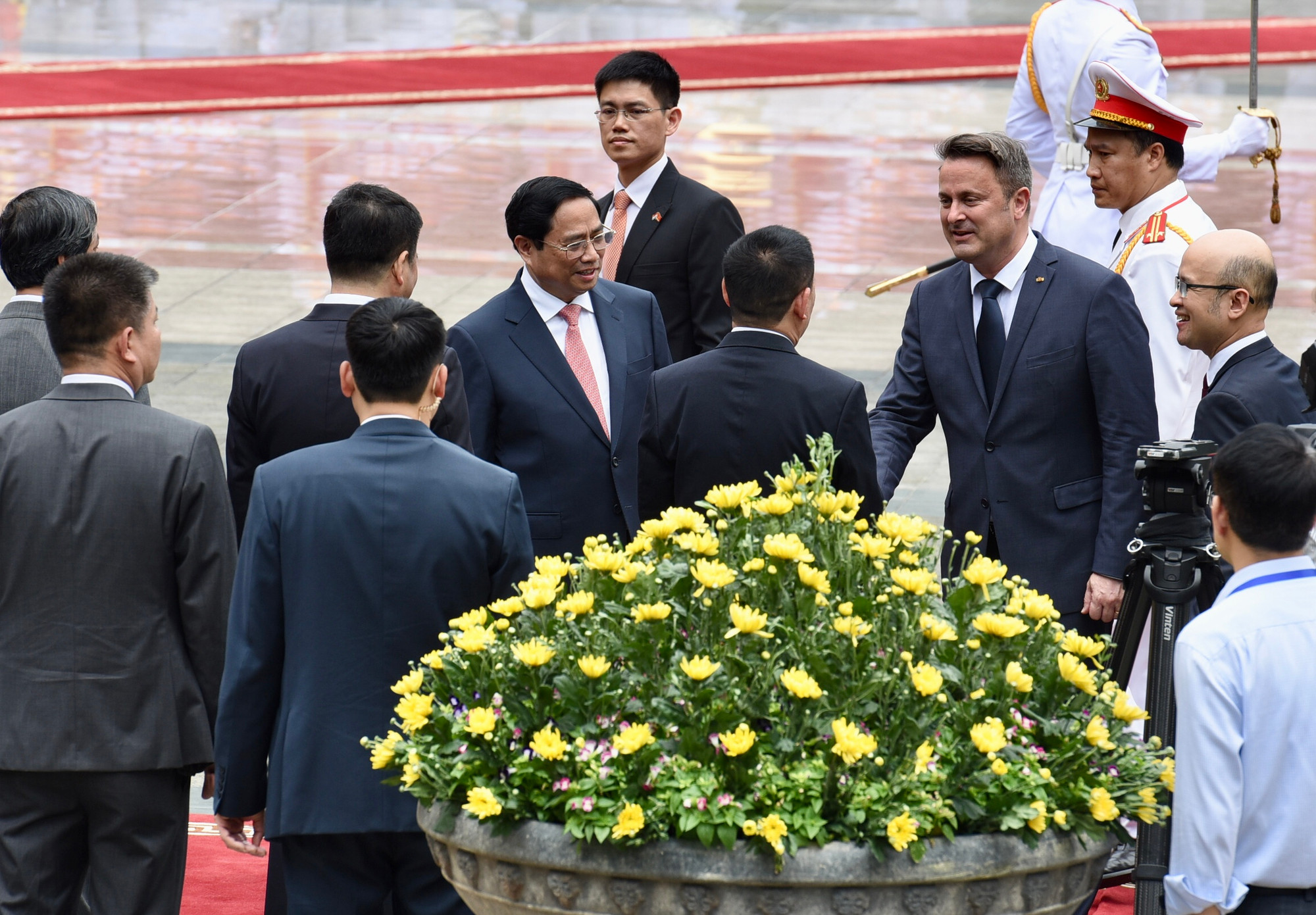 Thủ tướng Phạm Minh Chính giới thiệu các thành viên đoàn Việt Nam với Thủ tướng Đại Công quốc Luxembourg Xavier Bettel.