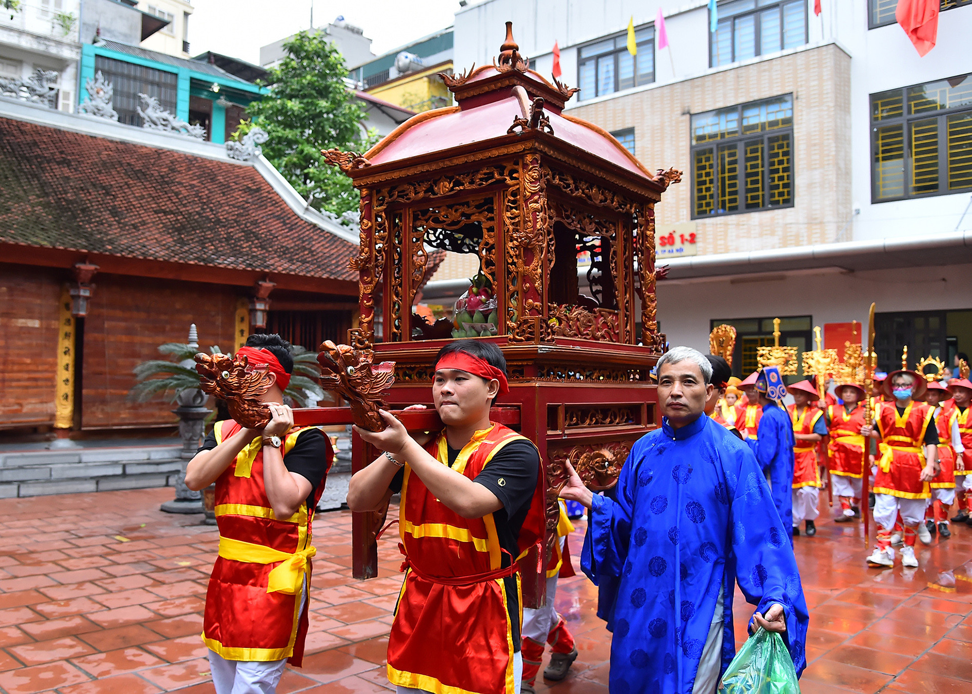 Lễ cung rước kiệu Thánh từ đình Vĩnh Phúc 2 đến chân đền núi Sưa (nằm trong Công viên Bách Thảo ngày nay).