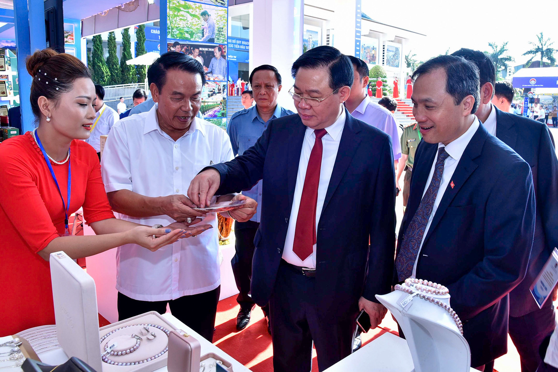 Chủ tịch Quốc hội Vương Đình Huệ và đại biểu thăm gian hàng trưng bày sản phẩm tiêu biểu, đặc trưng của Hà Tĩnh.