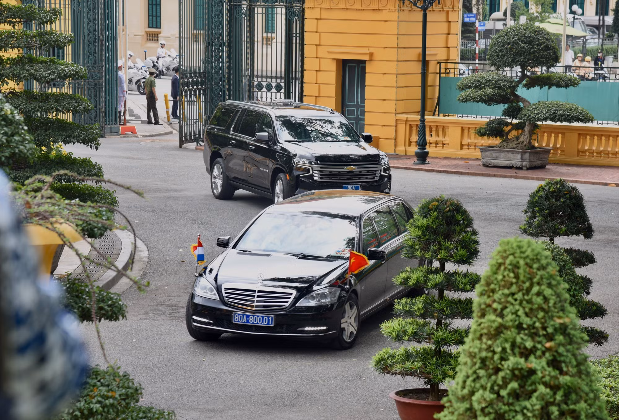 Đoàn xe đưa Thủ tướng Đại Công quốc Luxembourg Xavier Bettel đến Phủ Chủ tịch.