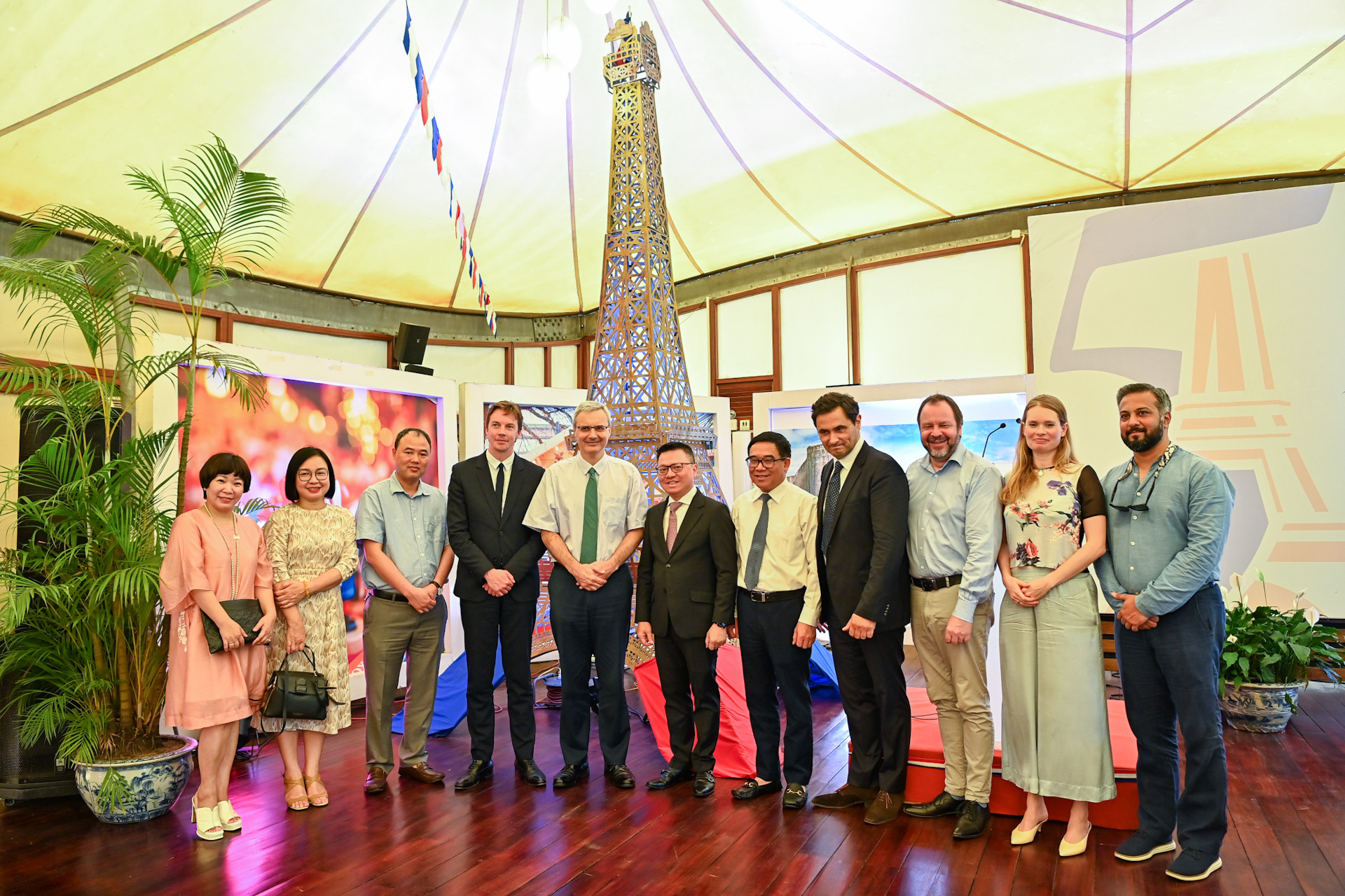 Các quan khách và các đại biểu tham dự buổi triển lãm tại Đại sứ quán Pháp. Các quan khách và các đại biểu tham dự buổi triển lãm tại Đại sứ quán Pháp.