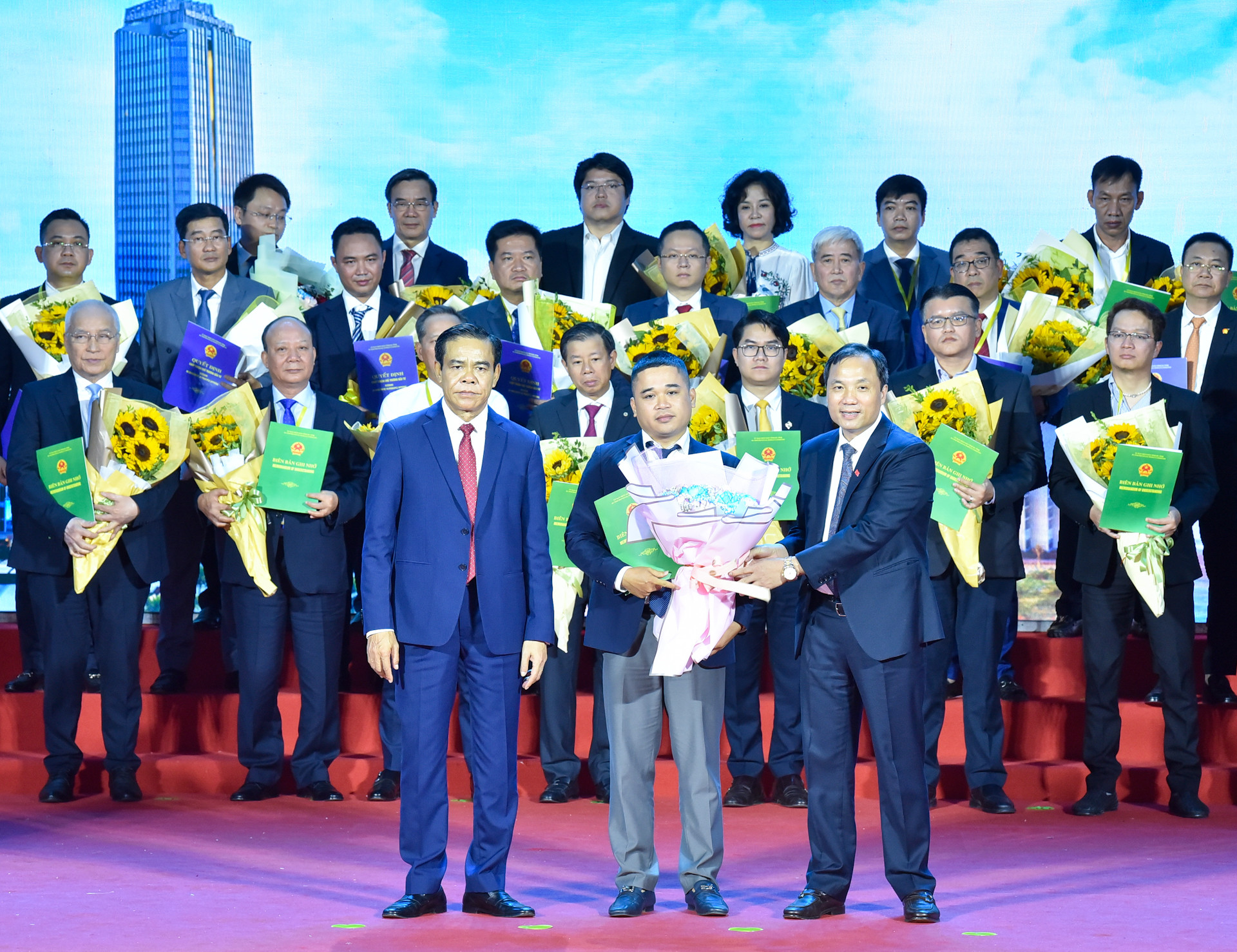 Bí thư Tỉnh ủy Hà Tĩnh Hoàng Trung Dũng và Chủ tịch Ủy ban nhân dân tỉnh Hà Tĩnh trao Quyết định chấp thuận chủ trương đầu tư và biên bản ghi nhớ hợp tác đầu tư cho các doanh nghiệp.