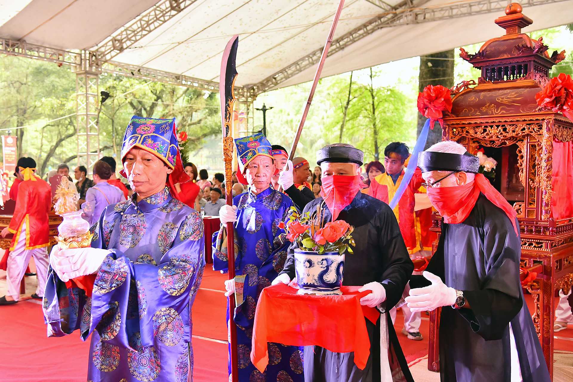 Vua bèn cấp cho dân các trại 300 quan tiền để làm tiền hương hỏa, cho dân các trại lập miếu, đền để tế tự, muôn đời cúng lễ. Hằng năm, cứ vào ngày 23/3 Âm lịch, người dân Thập tam trại lại tổ chức mừng ngày đức “Thánh Tổ” họ Hoàng đưa dân sang khai hoang lập ấp phía tây kinh thành: “Nhớ ngày hai ba tháng ba/Dân trại ta vượt Nhị Hà thăm quê/Kinh quán cựu quán đề huề/Hồ Tây cá nhảy đi về trong mây”.