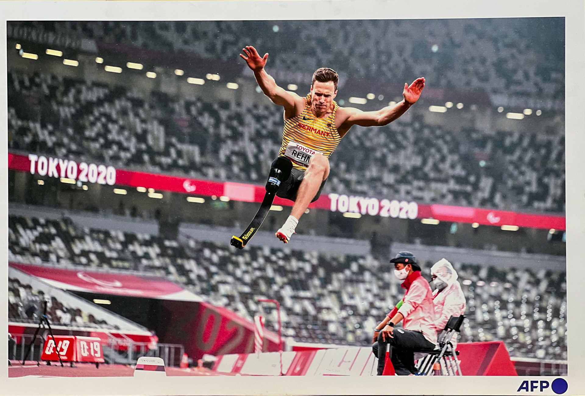 Bức ảnh “Vận động viên Markus Rehm (Đức) tranh tài tại Paralympic Tokyo 2020”. Bức ảnh “Vận động viên Markus Rehm (Đức) tranh tài tại Paralympic Tokyo 2020”.