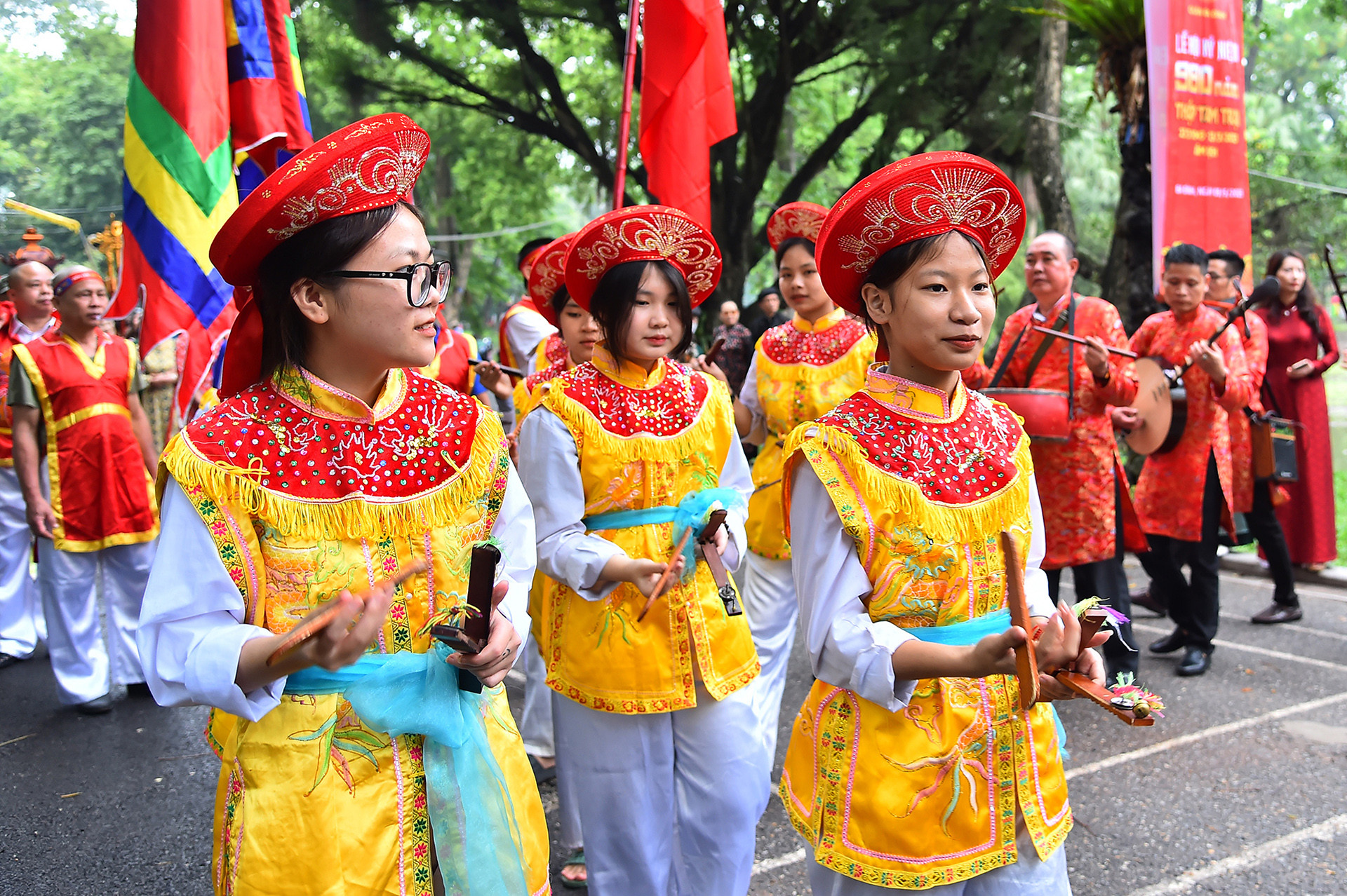 Vua thấy ông là người tài giỏi lập tức ban thưởng tước lộc, phong làm Thái giám nội thị tự khanh, thưởng vàng 100 cân, lụa 100 tấm gọi là ân thưởng nhưng ông không nhận, ông làm tờ biểu tâu Vua cho dân nghèo ở bản quán được phân bổ về phía tây thành Thăng Long, phía sau chùa Bảo Tự, lập thành 13 trại, mở mang nghề nông nghiệp trồng rau, trồng hoa, trồng cây thuốc nam.
