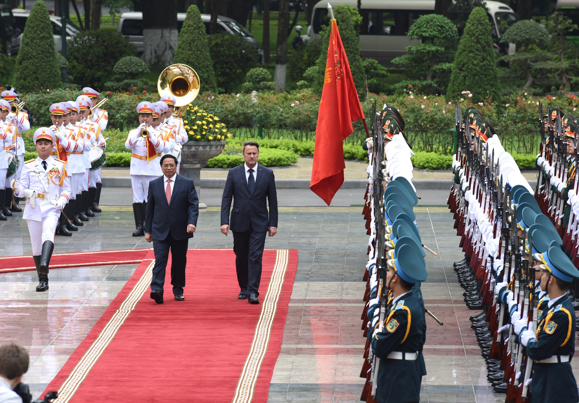 Thủ tướng Phạm Minh Chính và Thủ tướng Đại Công quốc Luxembourg Xavier Bettel duyệt Đội danh dự Quân đội nhân dân Việt Nam.