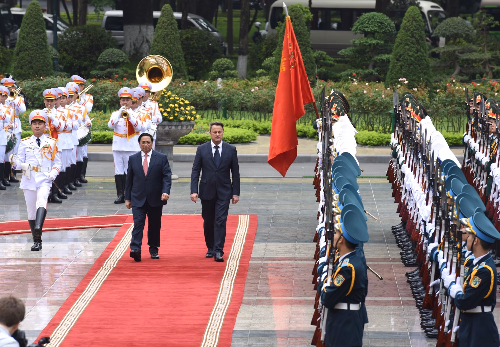 Thủ tướng Phạm Minh Chính và Thủ tướng Đại Công quốc Luxembourg Xavier Bettel duyệt Đội danh dự Quân đội nhân dân Việt Nam.
