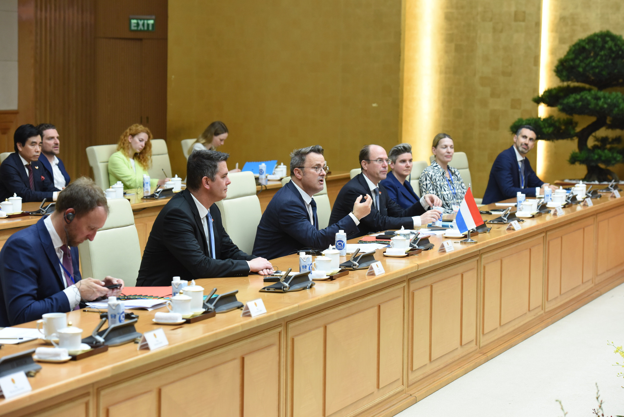 Thủ tướng Xavier Bettel dẫn đầu đoàn Đại Công quốc Luxembourg tại buổi hội đàm.