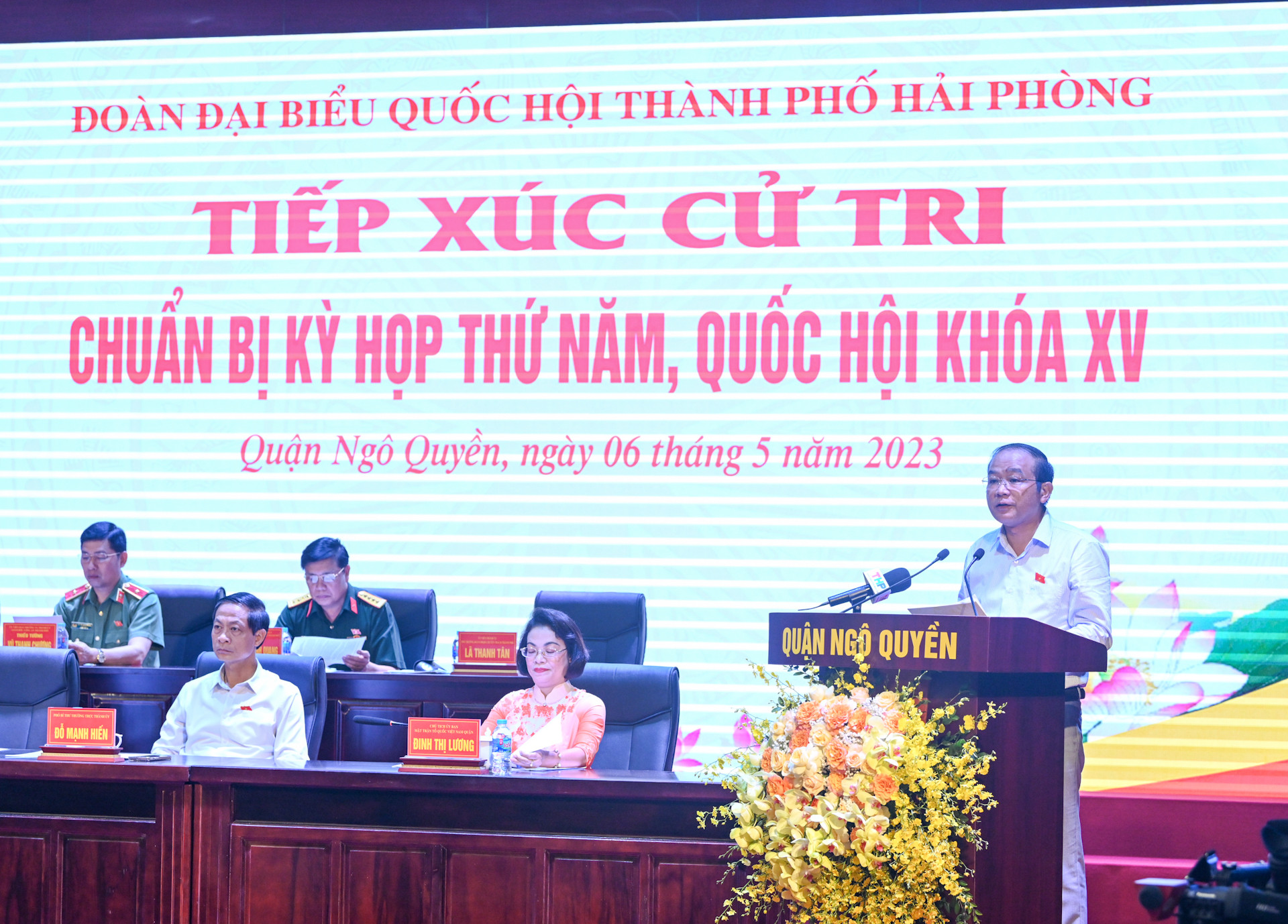 Phó Trưởng đoàn chuyên trách Đoàn đại biểu Quốc hội thành phố Hải Phòng Lã Thanh Tân trình bày báo cáo với cử tri.