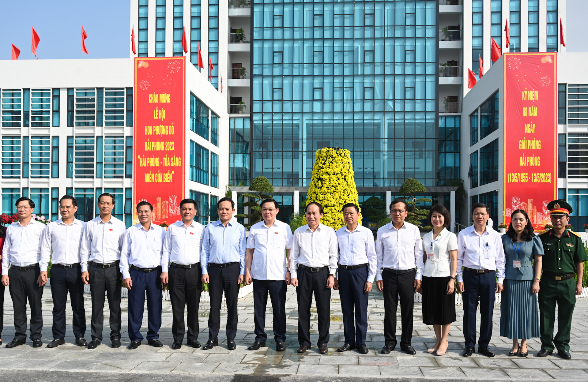 Chủ tịch Quốc hội Vương Đình Huệ chụp ảnh lưu niệm với các đại biểu dự hội nghị.