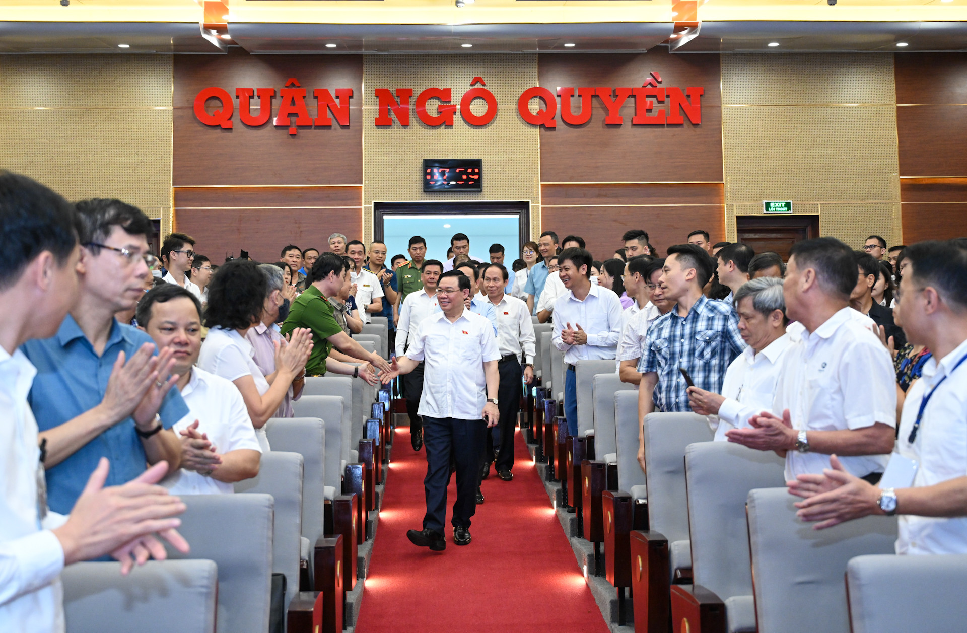 Chủ tịch Quốc hội Vương Đình Huệ và các đại biểu Quốc hội thành phố Hải Phòng dự hội nghị tiếp xúc cử tri tại Trung tâm chính trị-hành chính quận Ngô Quyền.