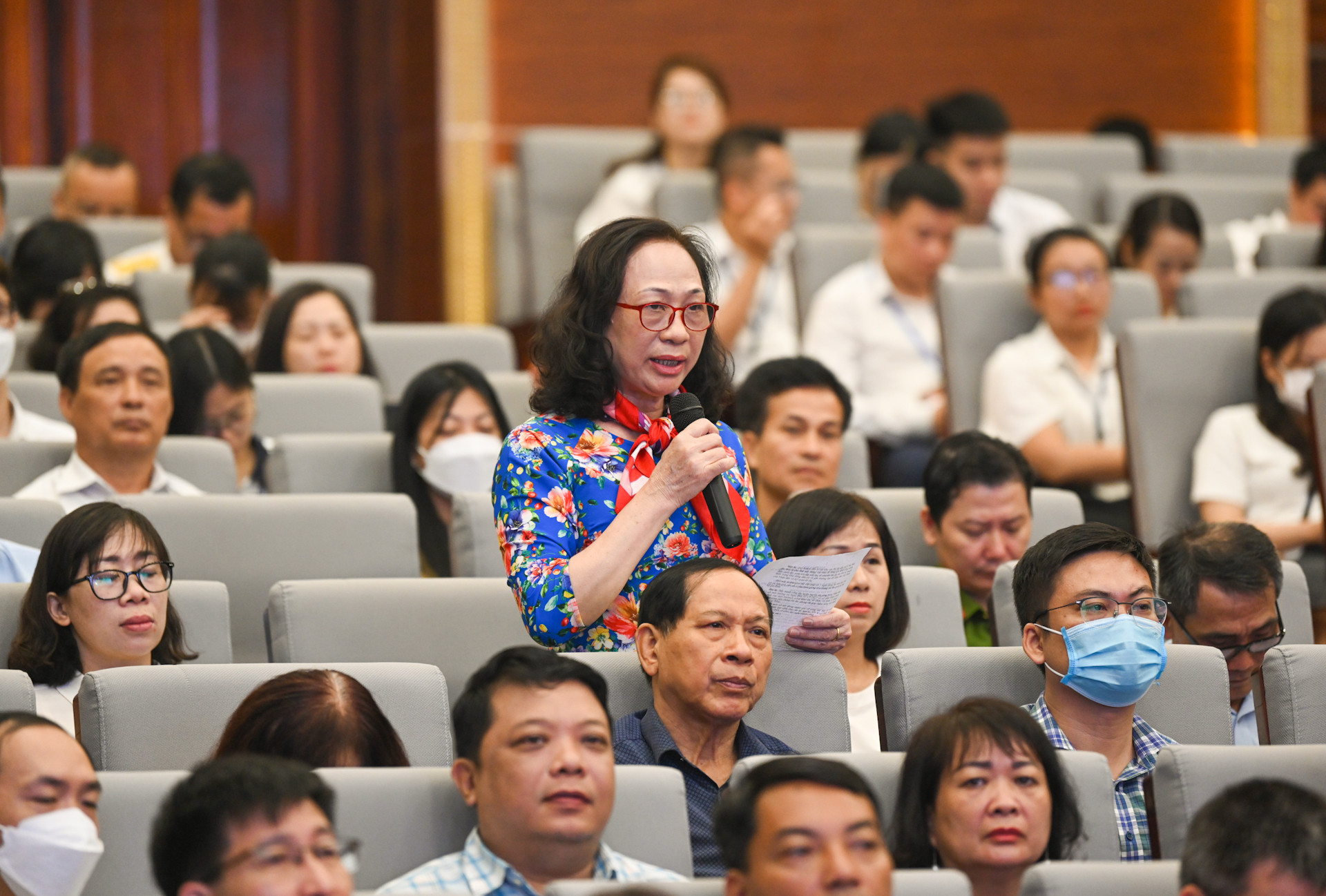 Cử tri Bùi Thị An phát biểu ý kiến, kiến nghị một số vấn đề thuộc lĩnh vực môi trường.