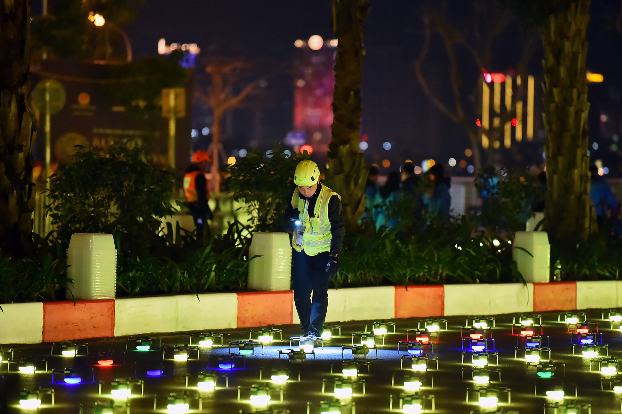 Ngay từ tối 9/2, mọi công tác chuẩn bị được các đơn vị phối hợp hoàn thành, bảo đảm buổi trình diễn ra suôn sẻ, thành công.