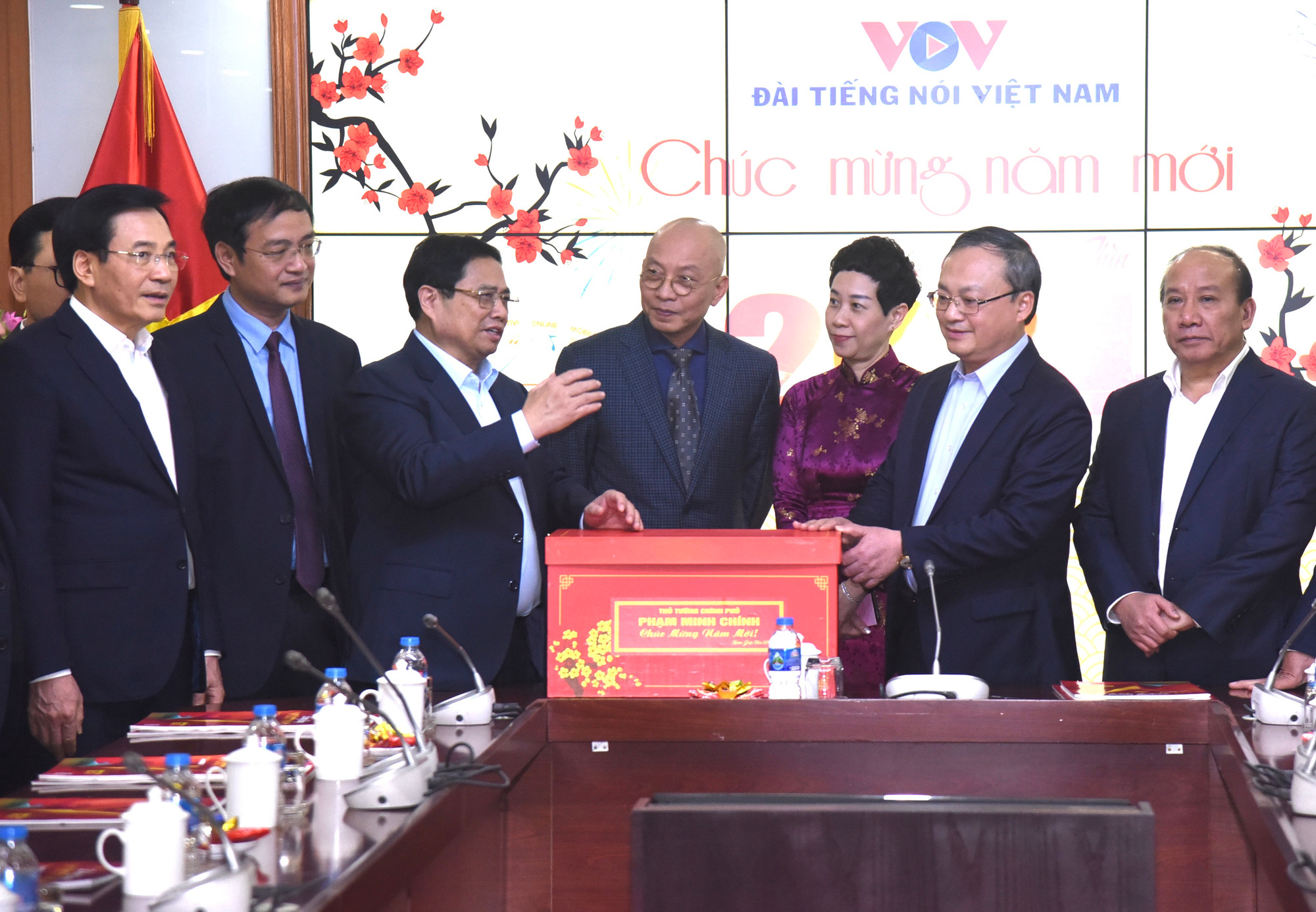 Thủ tướng tặng quà Tết cán bộ, phóng viên, biên tập viên, kỹ thuật viên VOV. Thủ tướng tặng quà Tết cán bộ, phóng viên, biên tập viên, kỹ thuật viên VOV.