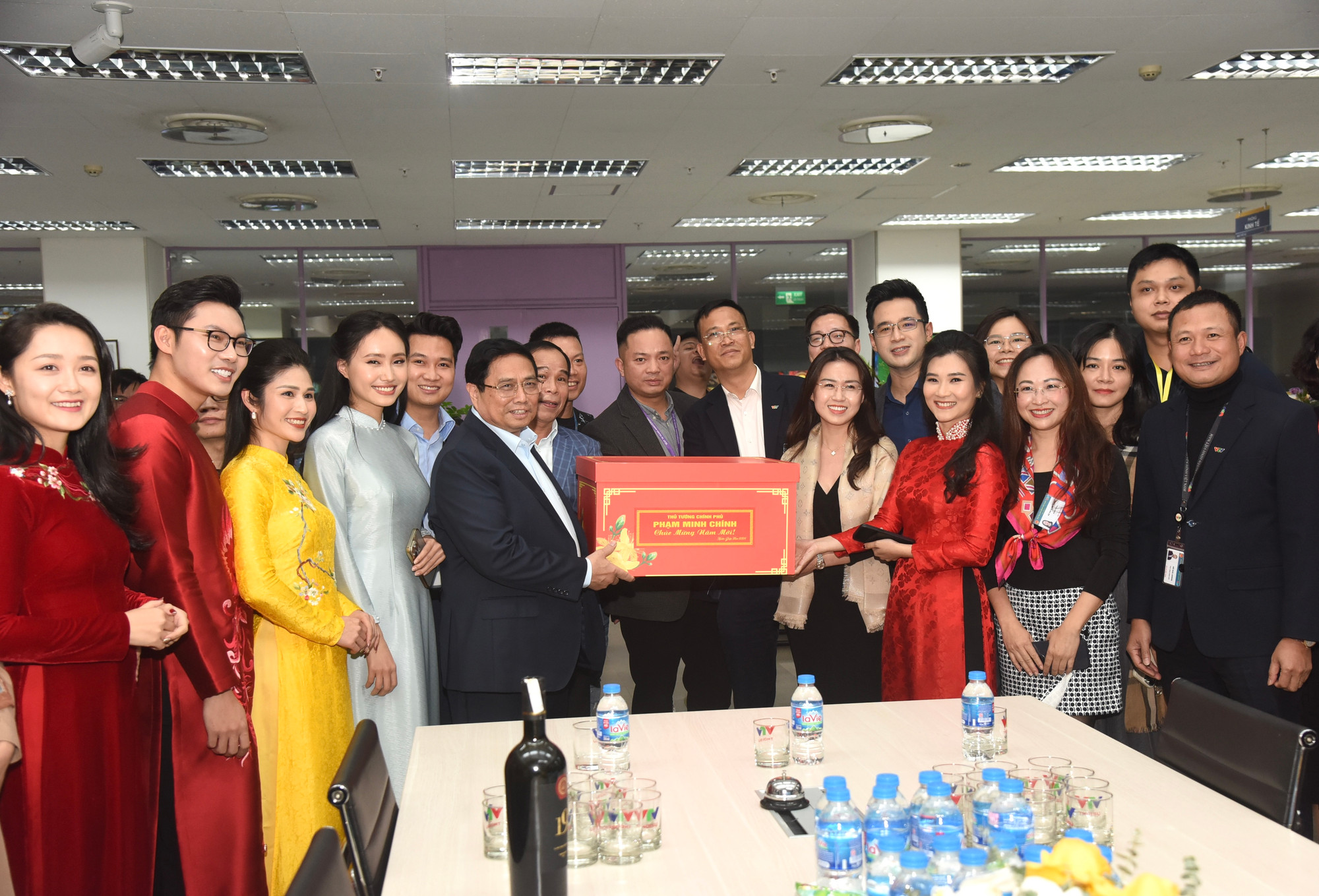 Thủ tướng Phạm Minh Chính tặng quà Tết cán bộ, phóng viên, biên tập viên, kỹ thuật viên VTV Thủ tướng Phạm Minh Chính tặng quà Tết cán bộ, phóng viên, biên tập viên, kỹ thuật viên VTV