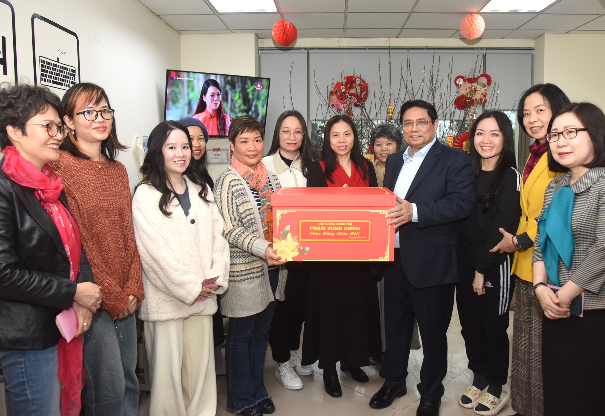 Thủ tướng Phạm Minh Chính tặng quà Tết cán bộ, phóng viên, biên tập viên, kỹ thuật viên ứng trực tại TTXVN. Thủ tướng Phạm Minh Chính tặng quà Tết cán bộ, phóng viên, biên tập viên, kỹ thuật viên ứng trực tại TTXVN.