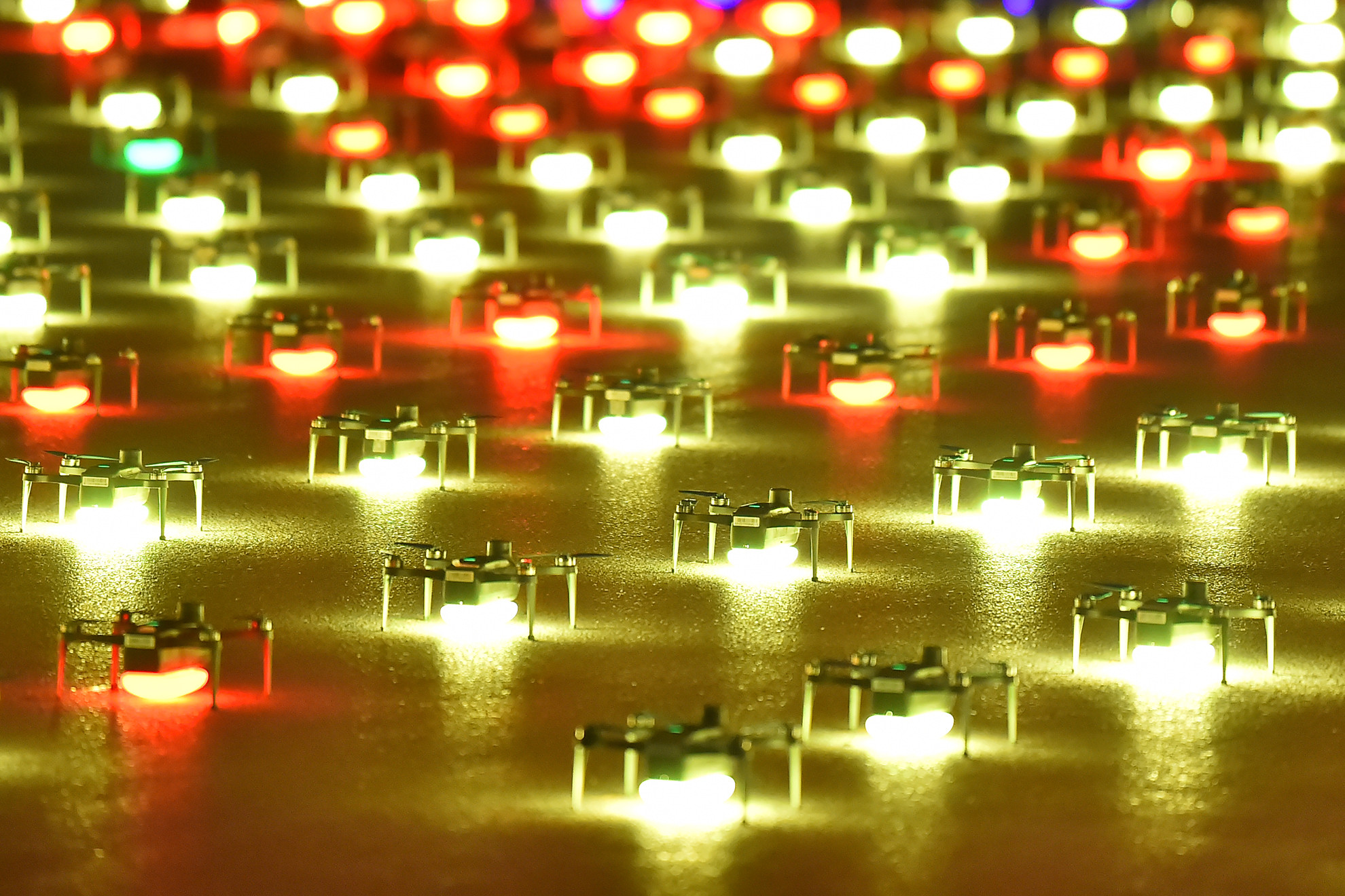 Trình diễn ánh sáng bằng thiết bị bay không người lái là hình thức giải trí độc đáo, xu hướng hiện đại trong các lễ hội hiện nay. Khác với các loại hình trình diễn ánh sáng khác, drone với nhiều cách kết hợp giữa chuyển động và màu sắc, có khả năng sắp xếp thành những hình ảnh 2D - 3D mang nhiều ý nghĩa cũng như phù hợp với nhiều chủ đề.