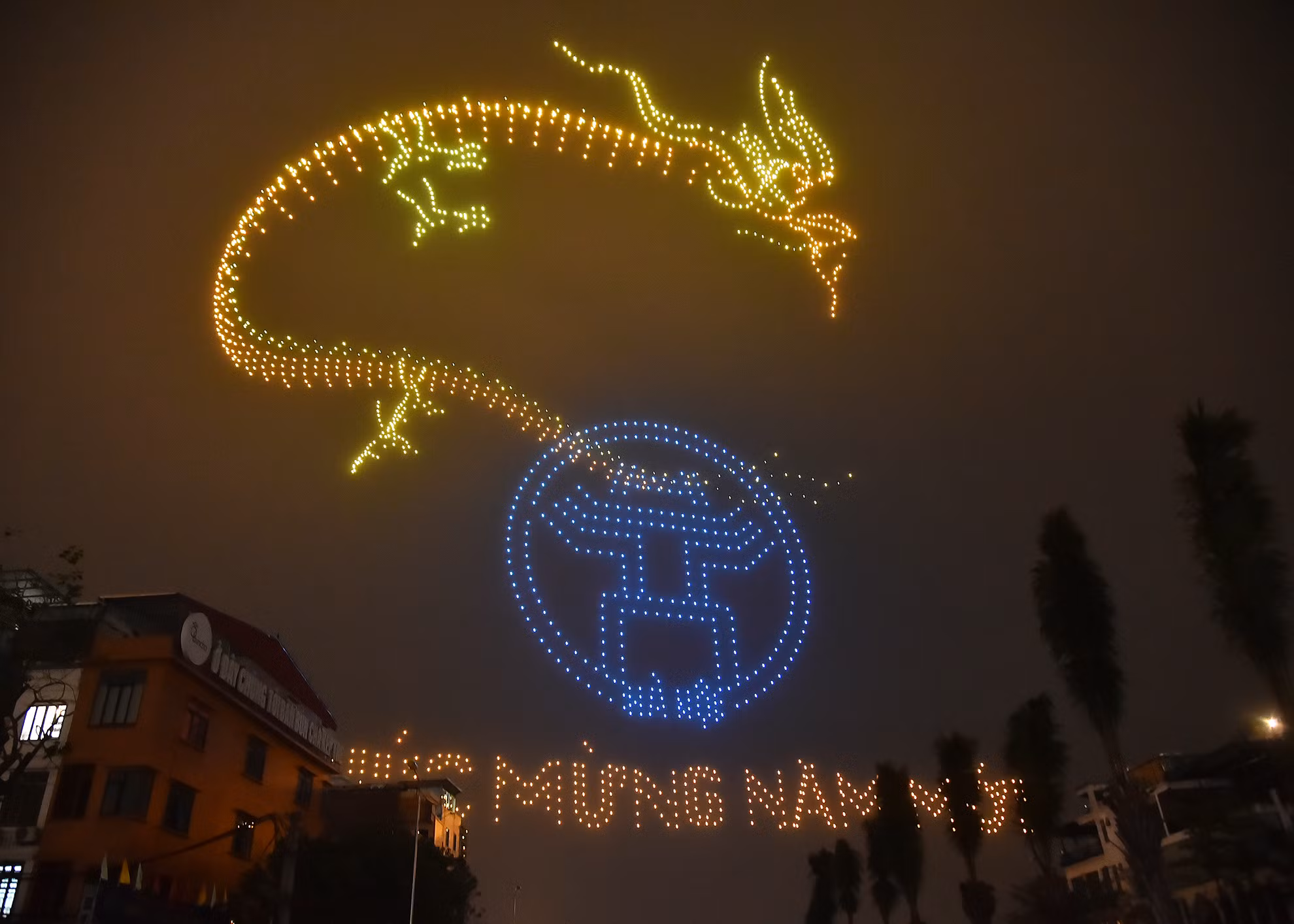 Chương trình “Lễ hội ánh sáng nghệ thuật Hà Nội - Rực rỡ Thăng Long” là màn trình diễn drones với số lượng nhiều kỷ lục tại khu vực Đông Nam Á. Đồng thời kết hợp cùng âm nhạc được sáng tác riêng, hệ thống âm thanh và màn hình tường thuật trực tiếp được lắp đặt chung quanh khu vực hồ Tây là màn trình diễn hoành tráng, mới lạ dành cho người dân Thủ đô và du khách trong dịp Tết Nguyên đán 2024. Chương trình “Lễ hội ánh sáng nghệ thuật Hà Nội - Rực rỡ Thăng Long” là màn trình diễn drones với số lượng nhiều kỷ lục tại khu vực Đông Nam Á. Đồng thời kết hợp cùng âm nhạc được sáng tác riêng, hệ thống âm thanh và màn hình tường thuật trực tiếp được lắp đặt chung quanh khu vực hồ Tây là màn trình diễn hoành tráng, mới lạ dành cho người dân Thủ đô và du khách trong dịp Tết Nguyên đán 2024.