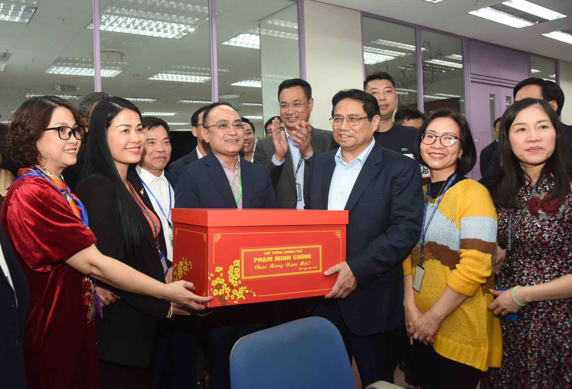 Thủ tướng Phạm Minh Chính chúc Tết cán bộ, công chức, viên chức Trung tâm truyền dẫn phát sóng của VTV đang trực Tết. Thủ tướng Phạm Minh Chính chúc Tết cán bộ, công chức, viên chức Trung tâm truyền dẫn phát sóng của VTV đang trực Tết.