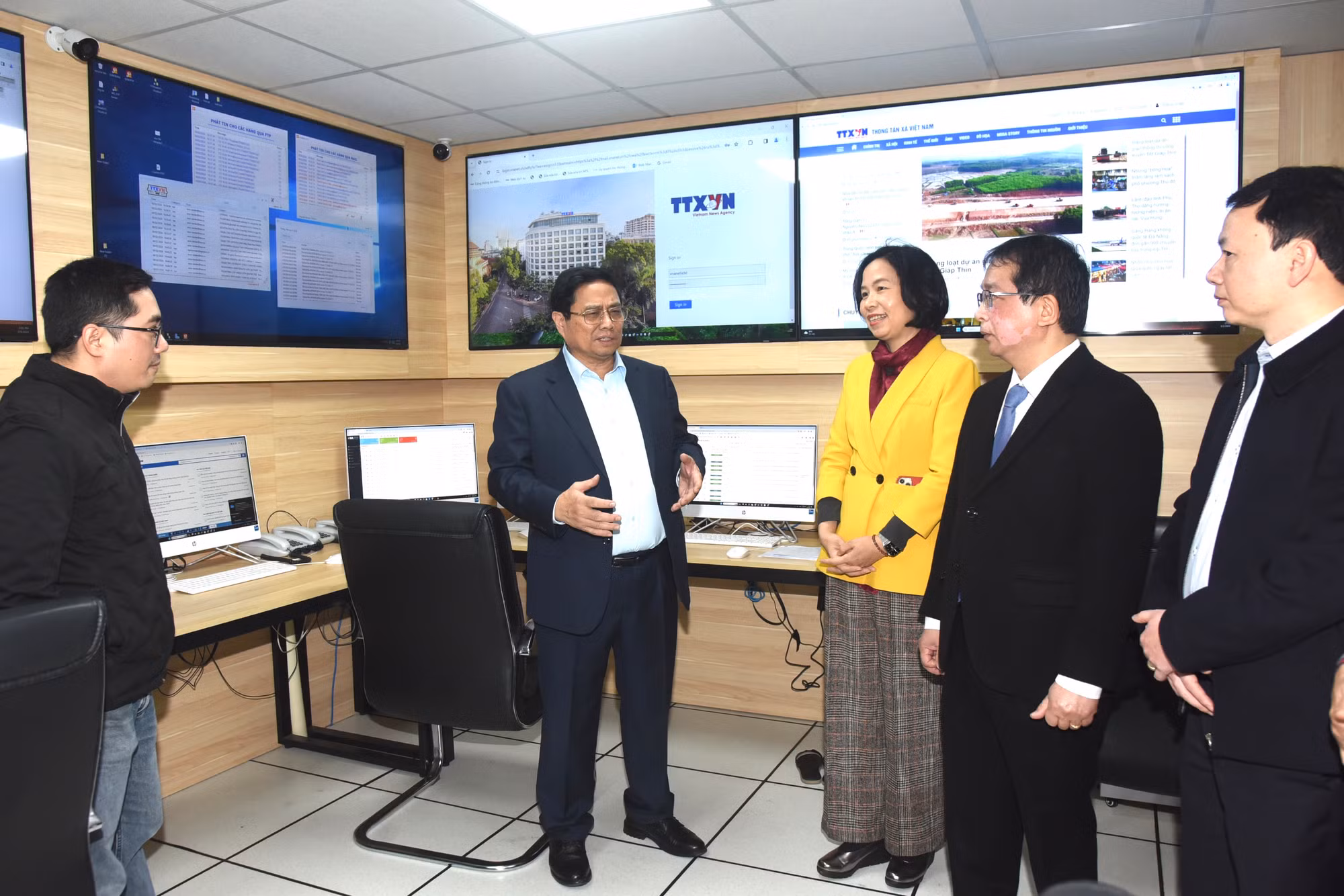 Thủ tướng kiểm tra công tác trực Tết của TTXVN tại Phòng Điều độ thông tin (Data Center) thuộc Trung tâm Kỹ thuật Thông tấn.