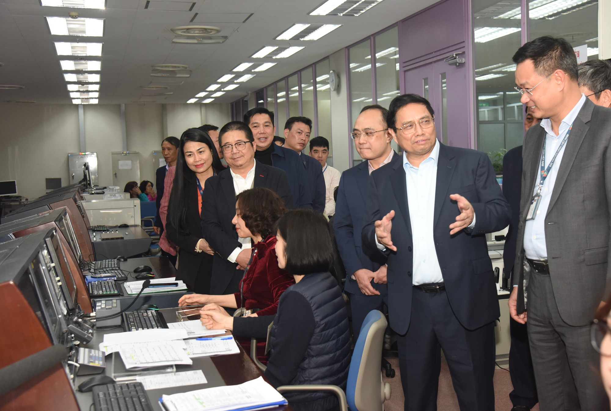 Thủ tướng Phạm Minh Chính kiểm tra công tác trực thông tin tại Đài Truyền hình Việt Nam. Thủ tướng Phạm Minh Chính kiểm tra công tác trực thông tin tại Đài Truyền hình Việt Nam.