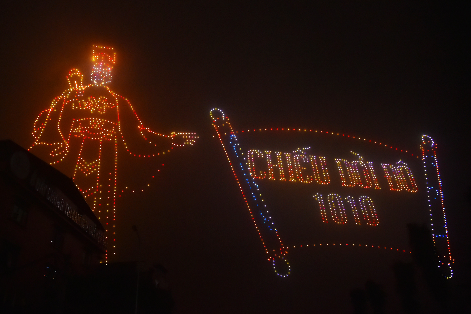 Hình ảnh Vua Lý Thái Tổ với Chiếu dời đô mở đầu cho buổi trình diễn đặc biệt vào đêm Giao thừa năm nay.