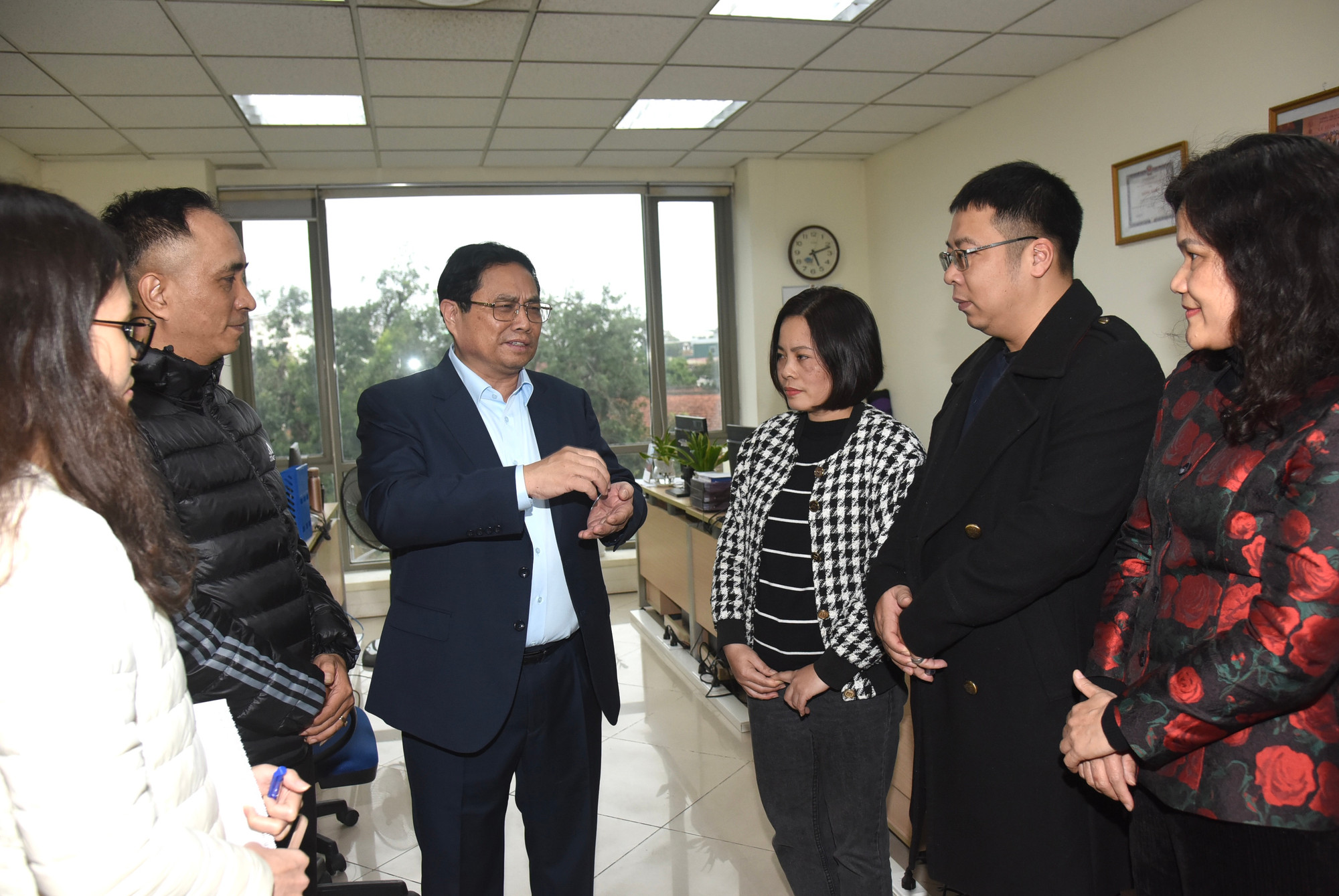 Thủ tướng Phạm Minh Chính thăm hỏi và động viên cán bộ, công chức, viên chức Ban biên tập tin trong nước (TTXVN). Thủ tướng Phạm Minh Chính thăm hỏi và động viên cán bộ, công chức, viên chức Ban biên tập tin trong nước (TTXVN).