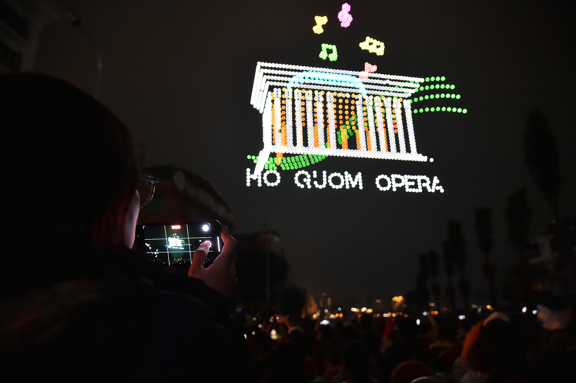 Người dân và du khách thích thú ghi lại những khoảnh khắc của màn trình diễn nghệ thuật ánh sáng ấn tượng này.