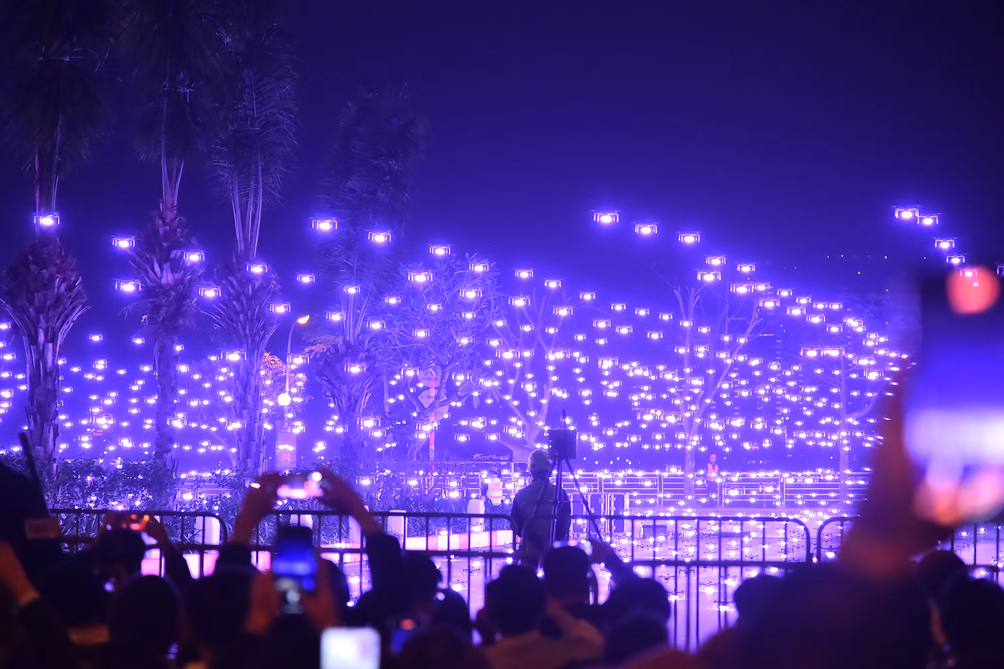 Đúng 23 giờ 30 phút, 2.024 thiết bị bay không người lái tượng trưng cho năm Giáp Thìn 2024 cất cánh làm rực sáng cả 1 khoảng trời hồ Tây. Đúng 23 giờ 30 phút, 2.024 thiết bị bay không người lái tượng trưng cho năm Giáp Thìn 2024 cất cánh làm rực sáng cả 1 khoảng trời hồ Tây.