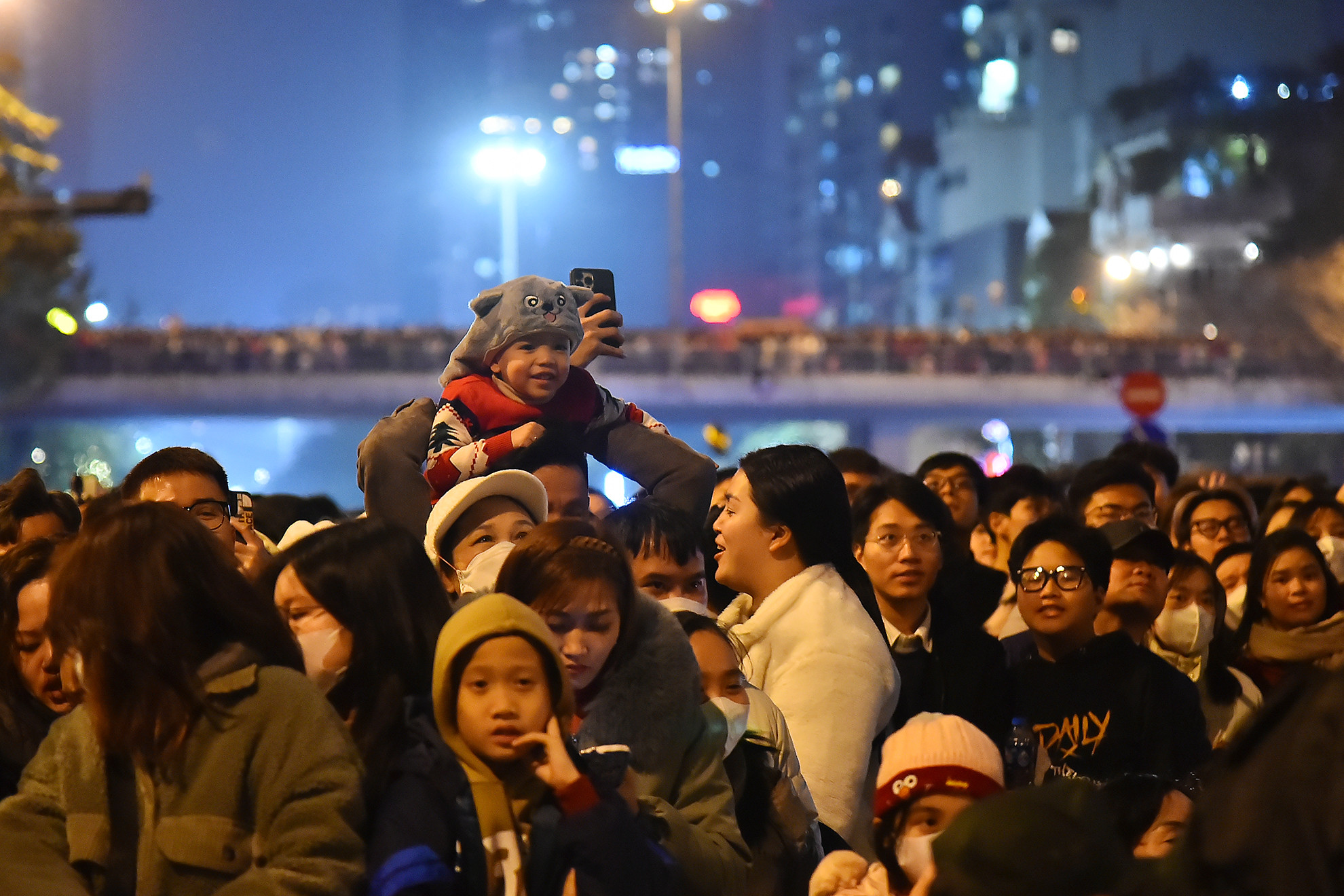 Đông đảo người dân Thủ đô và du khách có mặt tại khu vực ngã ba Văn Cao (quận Tây Hồ) để chiêm ngưỡng buổi trình diễn đặc sắc lần đầu tiên được trình diễn vào đêm Giao thừa.