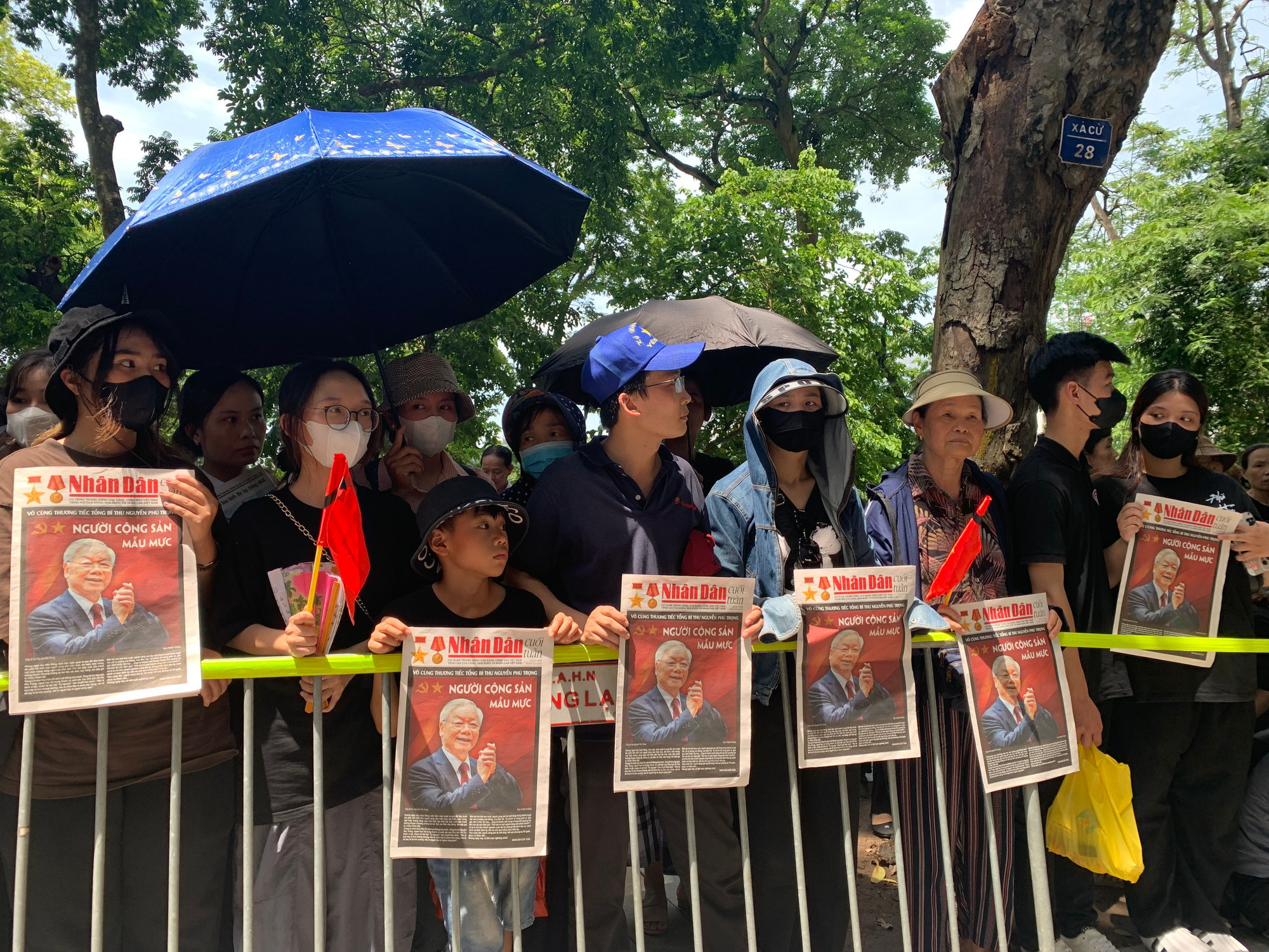 Đông đảo người dân chờ đoàn xe chở linh cữu của Tổng Bí thư Nguyễn Phú Trọng. (Ảnh: THANH TRÀ)