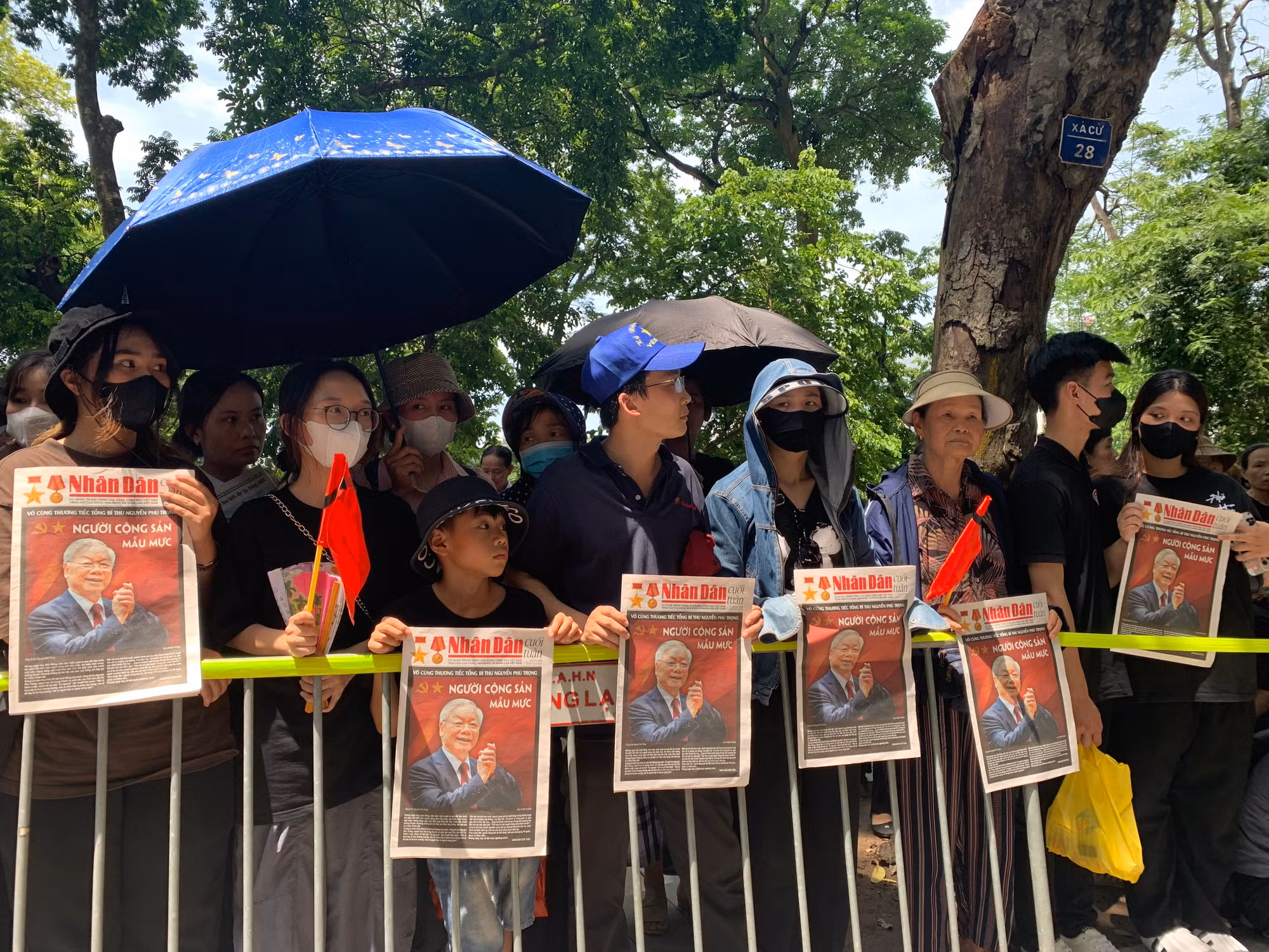 Đông đảo người dân chờ đoàn xe chở linh cữu của Tổng Bí thư Nguyễn Phú Trọng. (Ảnh: THANH TRÀ)