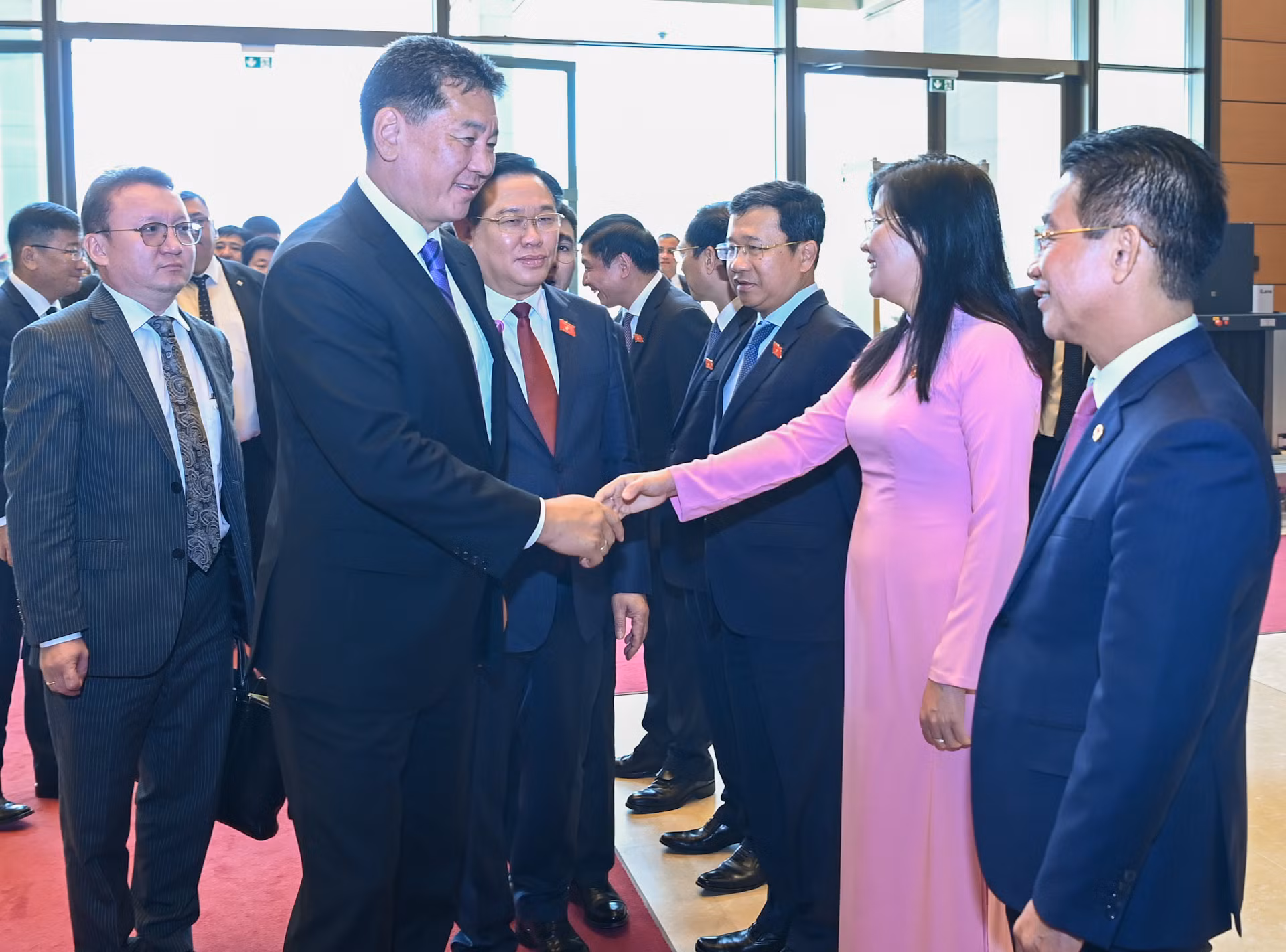 Chủ tịch Quốc hội Vương Đình Huệ giới thiệu với các đại biểu Việt Nam với Tổng thống Mông Cổ.