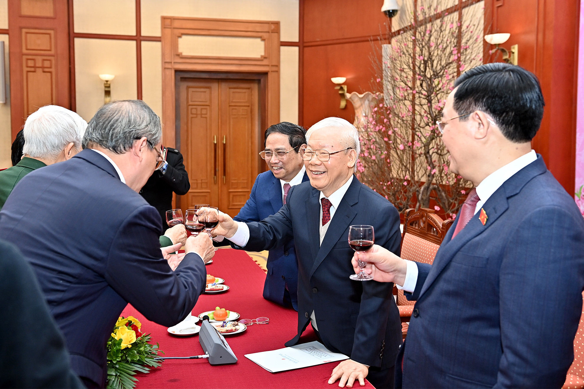 Tổng Bí thư Nguyễn Phú Trọng chúc Tết các đồng chí lãnh đạo và nguyên lãnh đạo Đảng, Nhà nước.