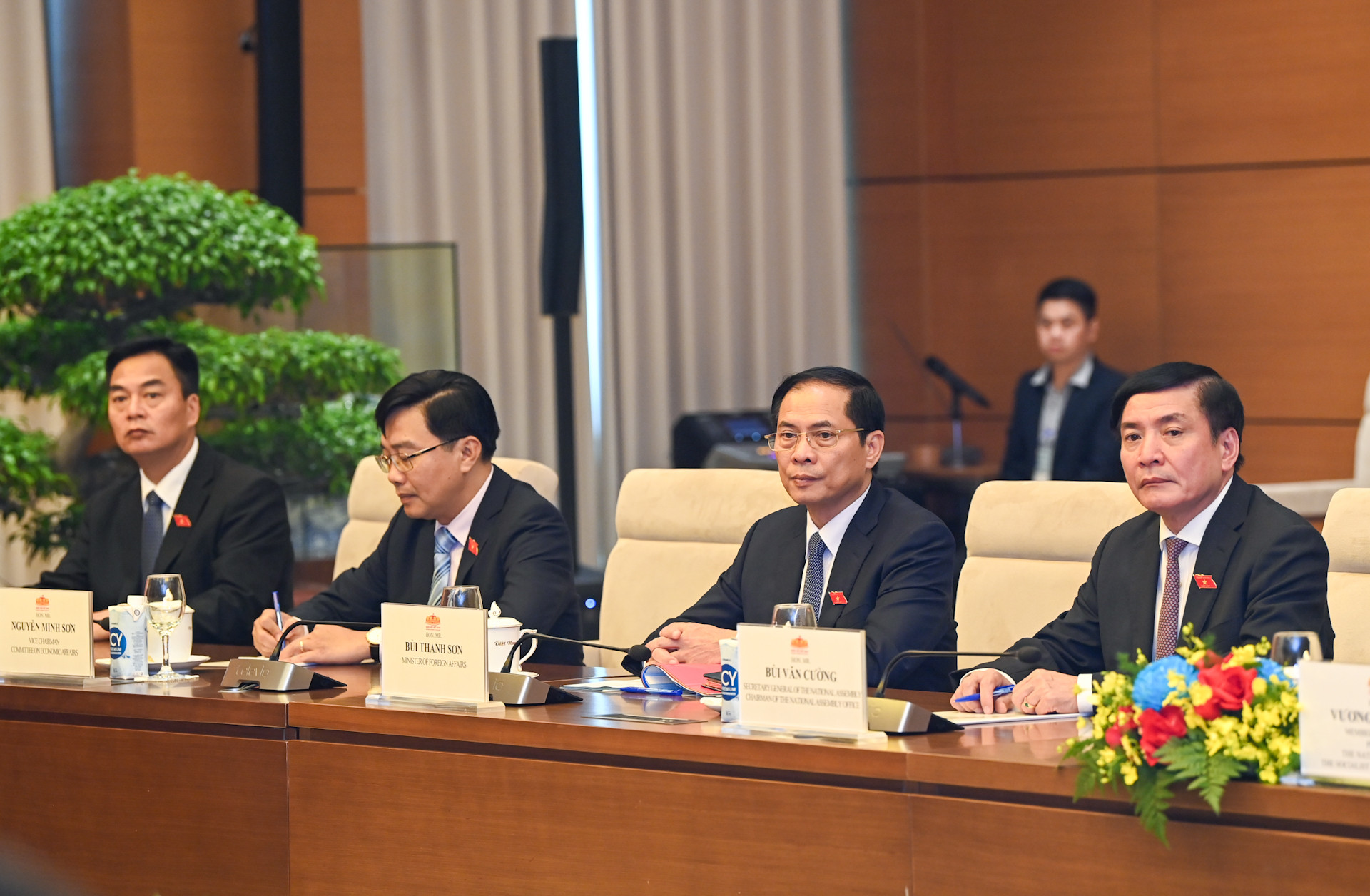 Tổng Thư ký, Chủ nhiệm Văn phòng Quốc hội Bùi Văn Cường, Bộ trưởng Ngoại giao Bùi Thanh Sơn và các đại biểu Việt Nam dự buổi hội kiến. Tổng Thư ký, Chủ nhiệm Văn phòng Quốc hội Bùi Văn Cường, Bộ trưởng Ngoại giao Bùi Thanh Sơn và các đại biểu Việt Nam dự buổi hội kiến.