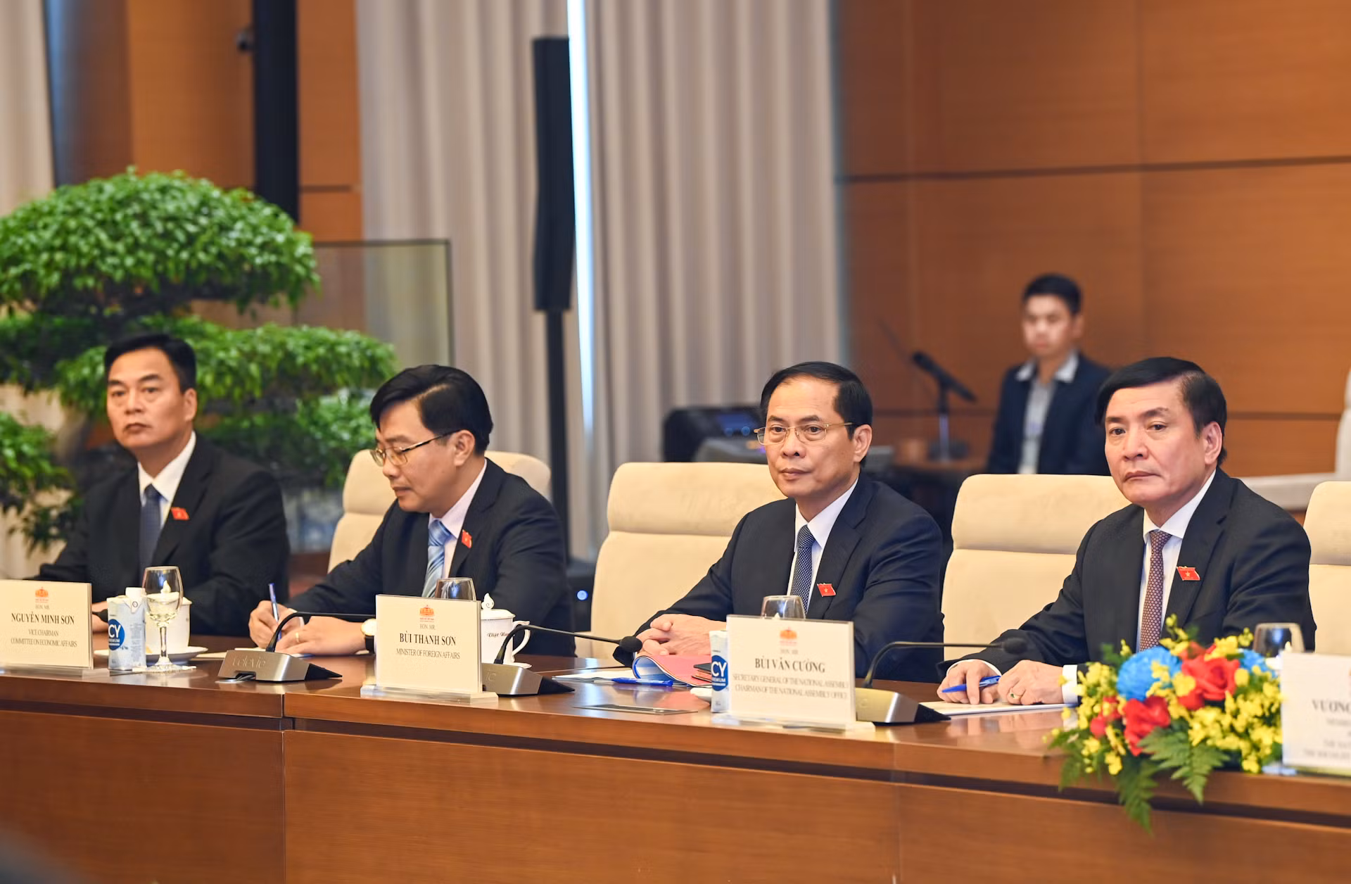 Tổng Thư ký, Chủ nhiệm Văn phòng Quốc hội Bùi Văn Cường, Bộ trưởng Ngoại giao Bùi Thanh Sơn và các đại biểu Việt Nam dự buổi hội kiến.