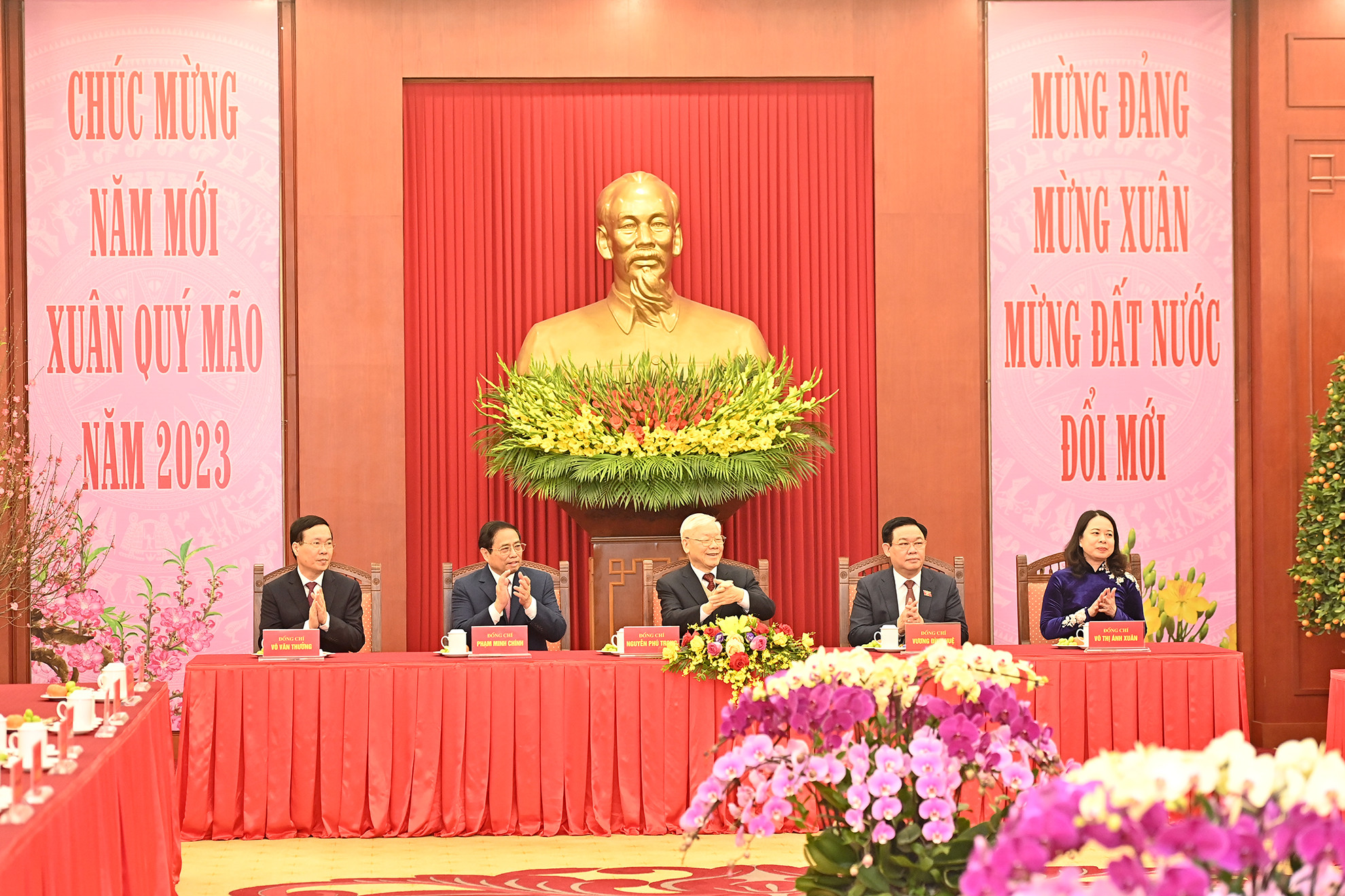 Tổng Bí thư Nguyễn Phú Trọng cùng các đồng chí lãnh đạo Đảng, Nhà nước dự chúc Tết.