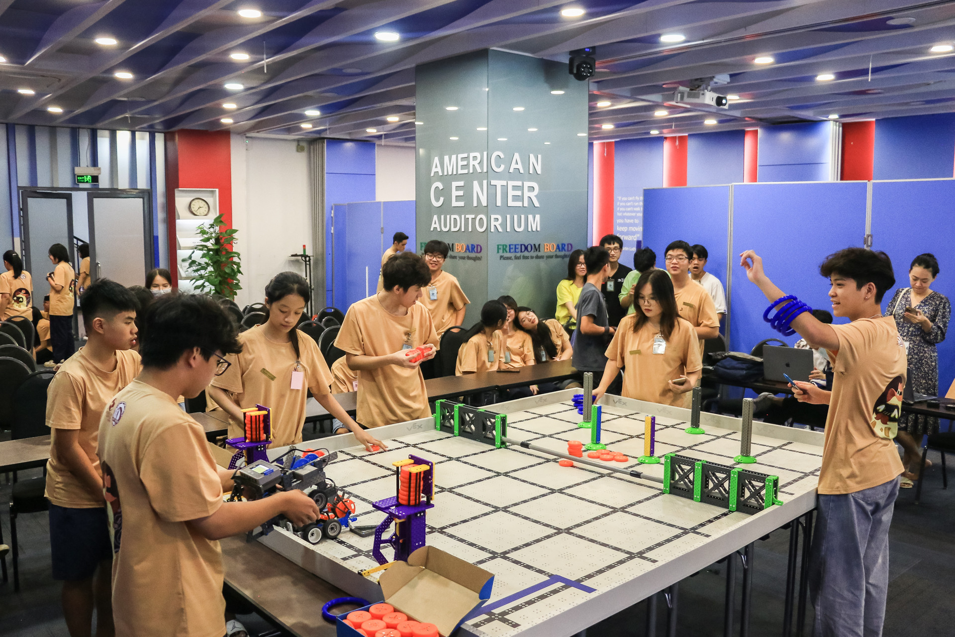 Công tác chuẩn bị máy móc trước trận đấu được các đội thi vô cùng chú trọng. Công tác chuẩn bị máy móc trước trận đấu được các đội thi vô cùng chú trọng.