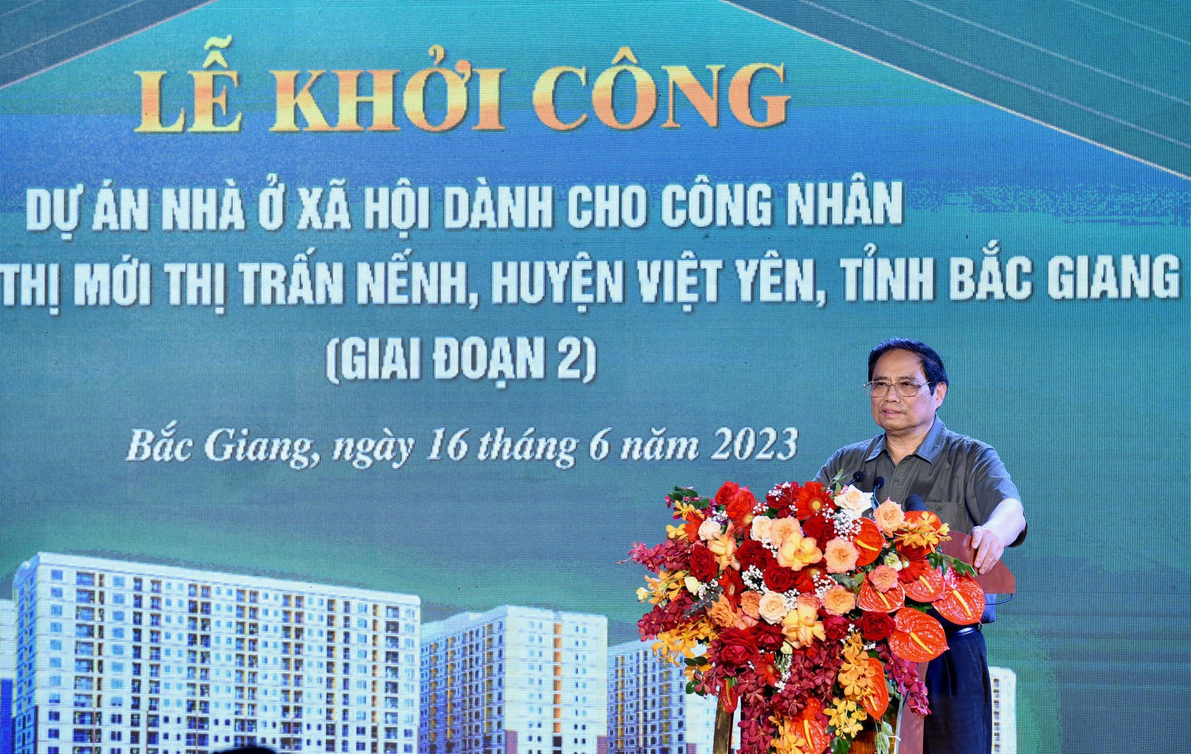 Thủ tướng cảm ơn các doanh nghiệp đã cùng Nhà nước, chính quyền các cấp tích cực triển khai xây dựng nhà ở xã hội cho công nhân, người thu nhập thấp.
