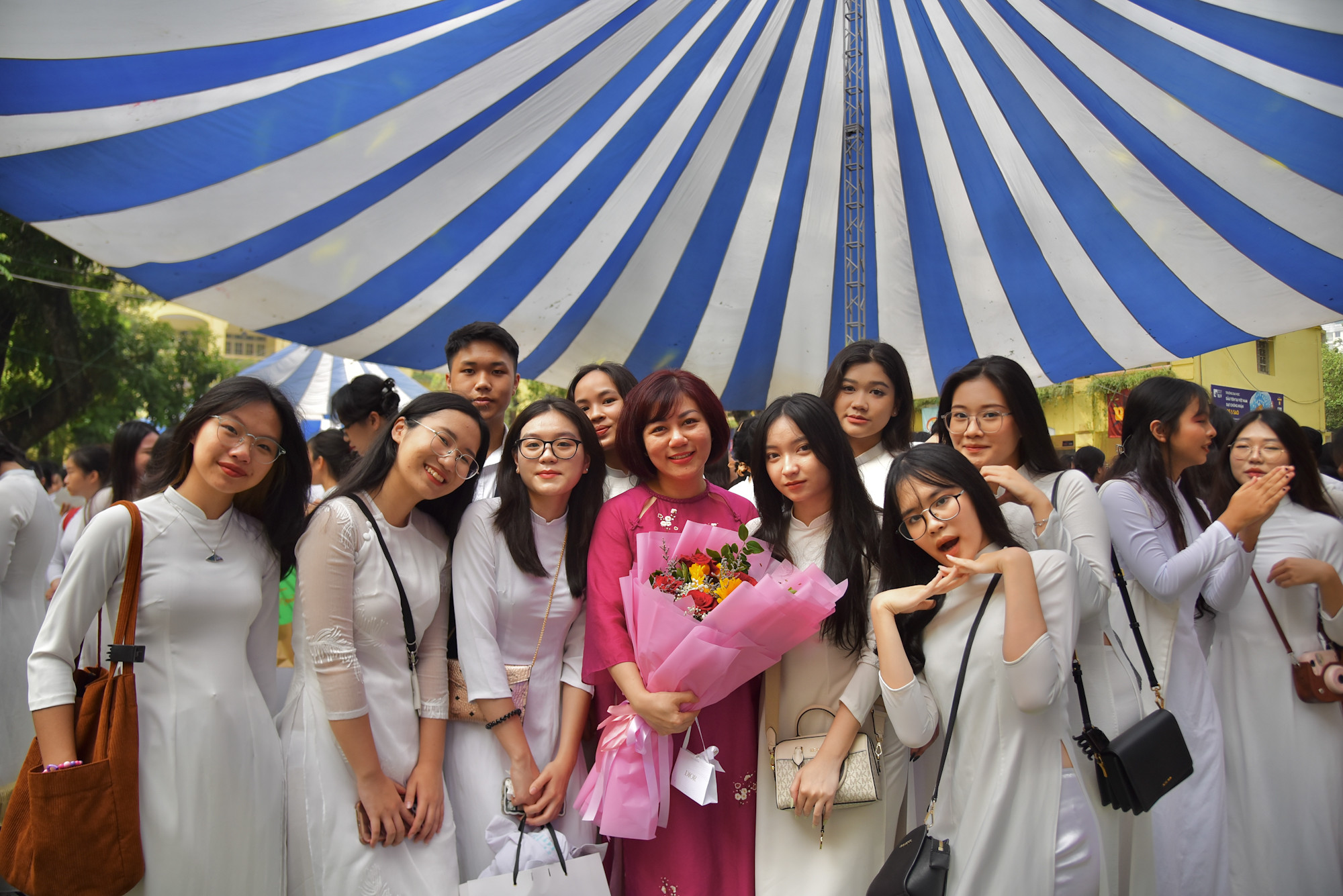 Các bạn học sinh lớp 12 lưu lại kỷ niệm với thầy cô giáo chủ nhiệm. Hôm nay là ngày cuối cùng các em được đứng dưới mái trường với tư cách là học sinh cấp III.