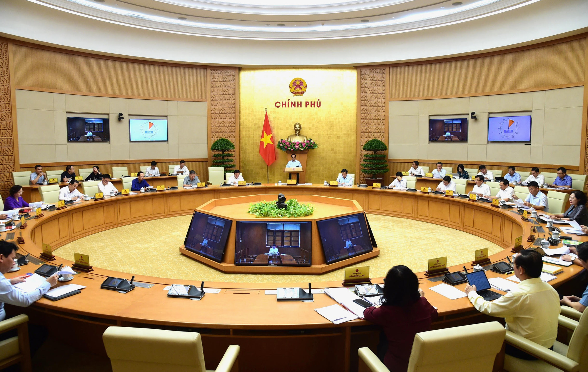 Tại phiên họp, Chính phủ tập trung thảo luận về tình hình phát triển kinh tế-xã hội tháng 7 và 7 tháng, phương hướng, nhiệm vụ trọng tâm tháng 8 và những tháng cuối năm 2023 cùng một số nội dung quan trọng khác.