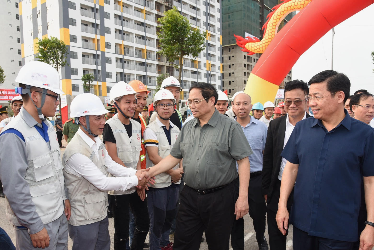 Thủ tướng Phạm Minh Chính với công nhân thi công dự án nhà ở xã hội dành cho công nhân.