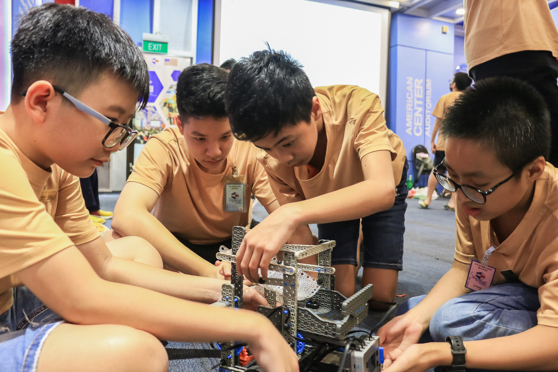 “Cuộc thi mang đến cho em cơ hội được giao lưu với những người cùng đam mê và sở thích. Không khí rất căng thẳng, thôi thúc chúng em nỗ lực hơn để chinh phục vị trí cao nhất”, vượt đường xa đến tham gia trại hè, Nguyễn Bảo Tiến, lớp 8, Trường THCS Nam Sơn (tỉnh Lâm Đồng) quyết tâm. “Cuộc thi mang đến cho em cơ hội được giao lưu với những người cùng đam mê và sở thích. Không khí rất căng thẳng, thôi thúc chúng em nỗ lực hơn để chinh phục vị trí cao nhất”, vượt đường xa đến tham gia trại hè, Nguyễn Bảo Tiến, lớp 8, Trường THCS Nam Sơn (tỉnh Lâm Đồng) quyết tâm.