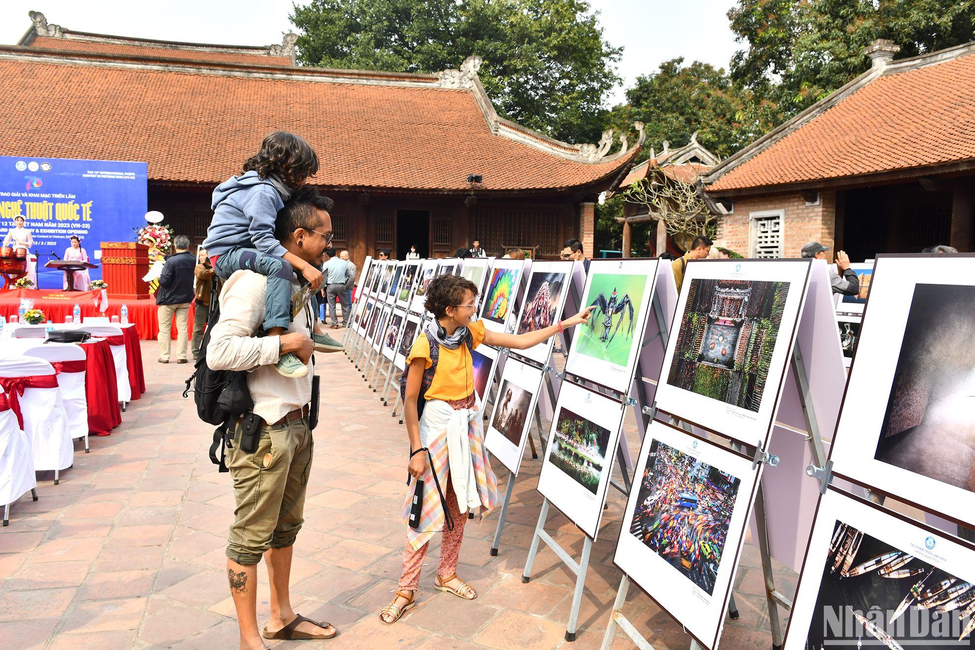 Du khách nước ngoài và người yêu thích nhiếp ảnh tham quan Triển lãm ảnh nghệ thuật Quốc tế VN23.
