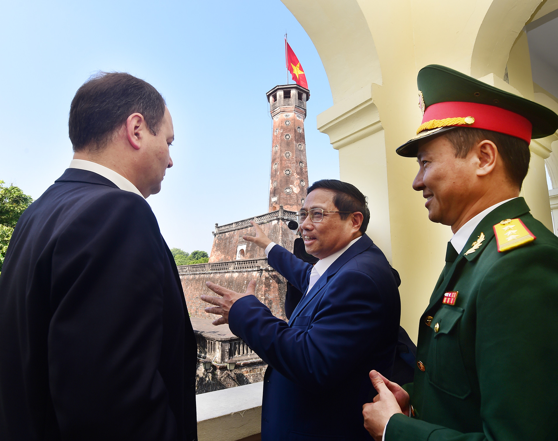 Thủ tướng Phạm Minh Chính đã giới thiệu với Thủ tướng Belarus về lịch sử, ý nghĩa của Cột cờ Hà Nội, đồng thời giới thiệu với Thủ tướng Belarus về những công trình văn hóa-lịch sử trong khu vực, truyền thống dựng nước và giữ nước của dân tộc Việt Nam.