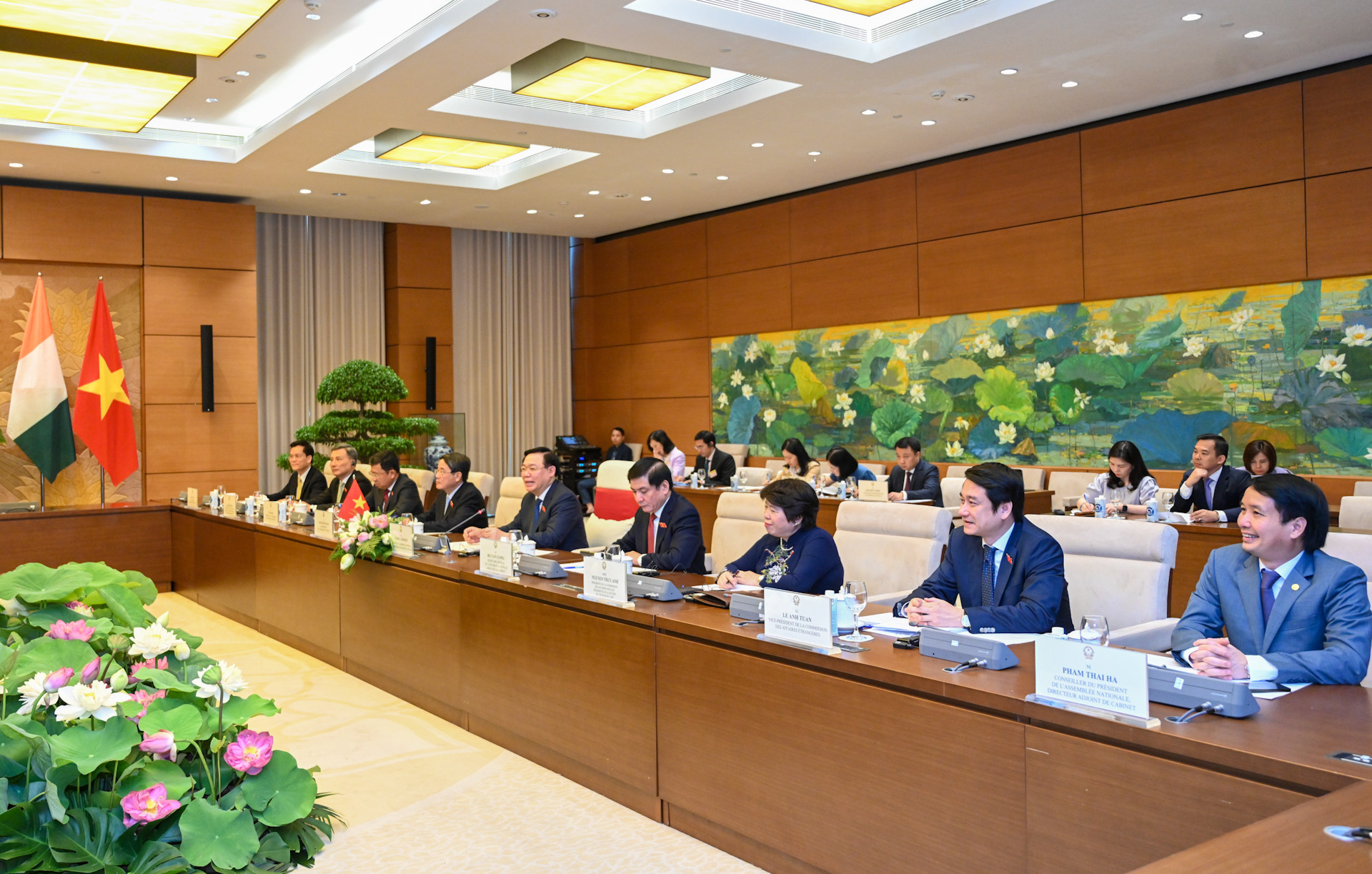 Chủ tịch Quốc hội Vương Đình Huệ, Phó Chủ tịch Quốc hội Nguyễn Đức Hải và các thành viên đoàn Việt Nam dự buổi hội đàm.