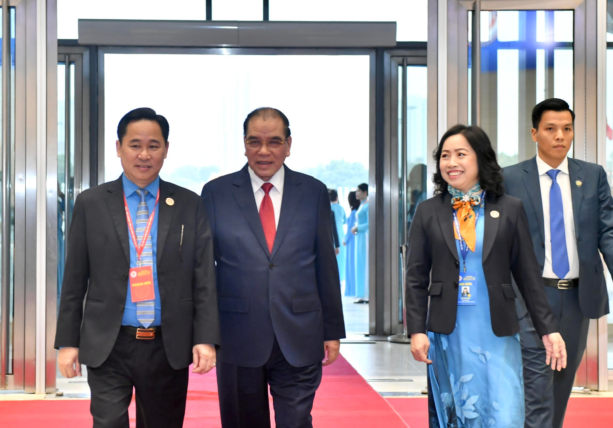 Nguyên Tổng Bí thư Nông Đức Mạnh đến dự đại hội.